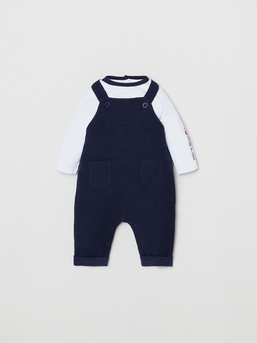 Set t-shirt con stampa e salopette_0