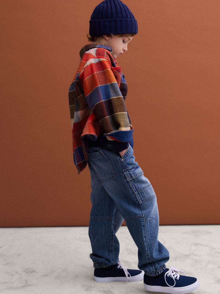 Jogger denim blu in misto cotone e viscosa relaxed fit per bambino_0