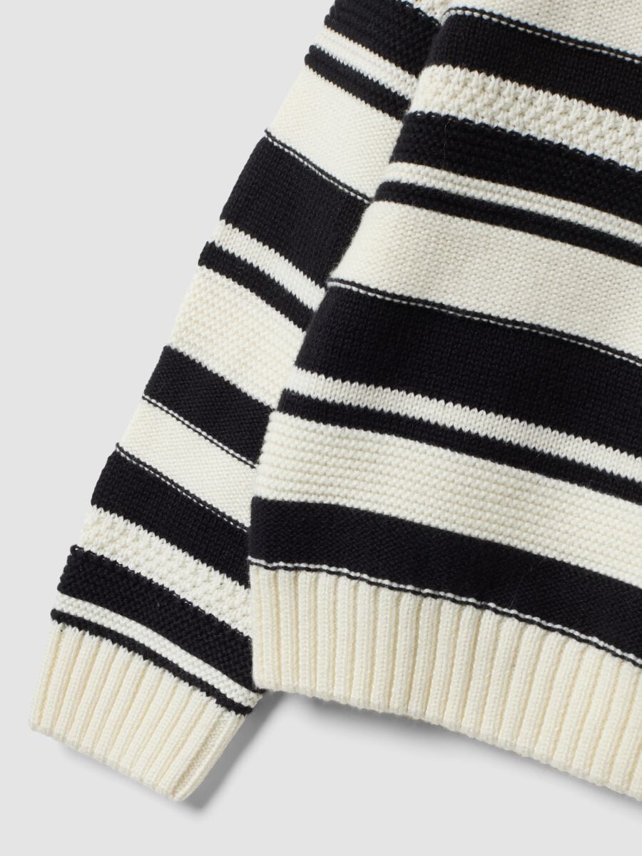Maglia bianca in misto cotone a righe con girocollo per bambina_3