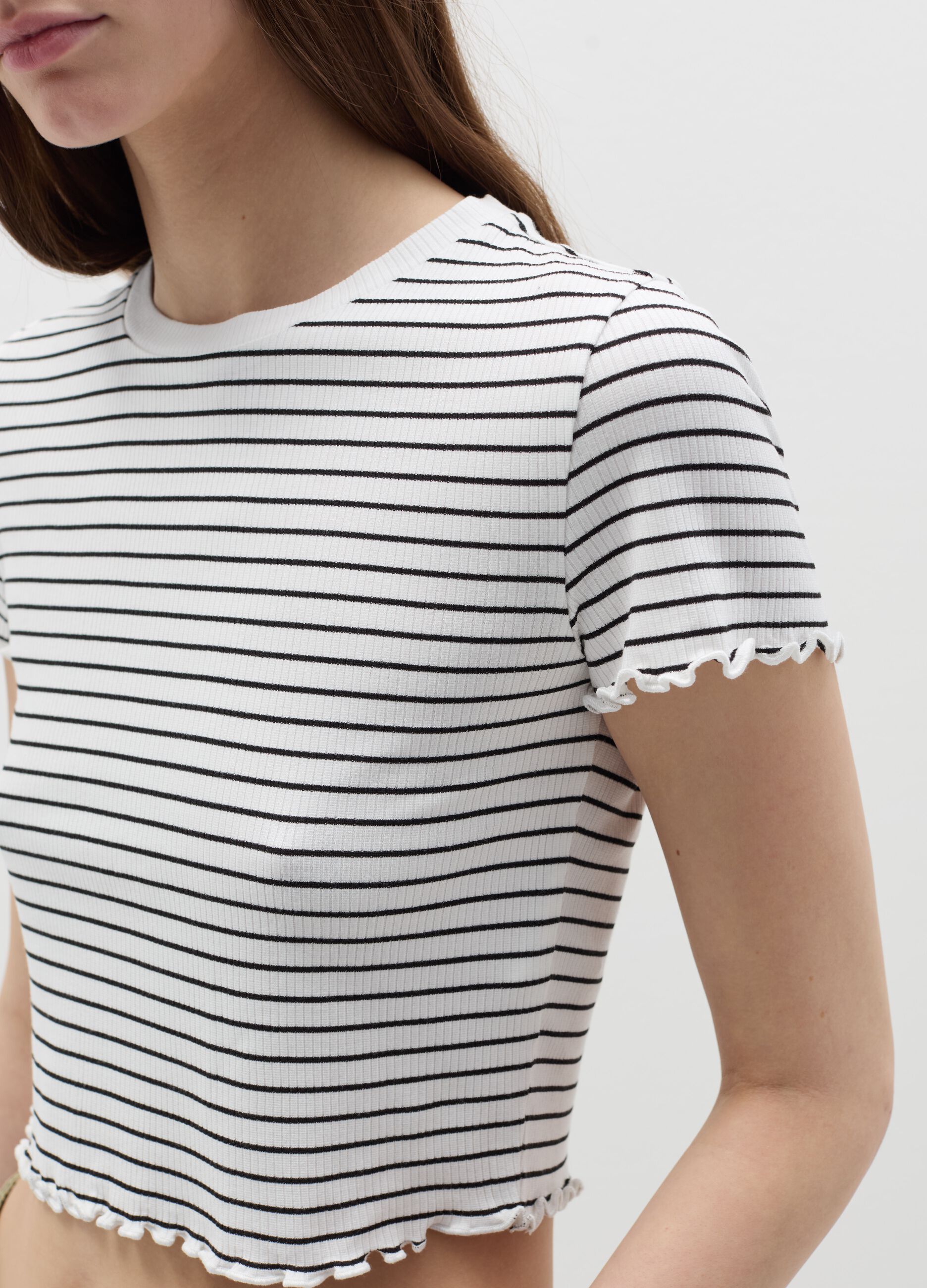Flat-ribbed T-shirt with wavy edging