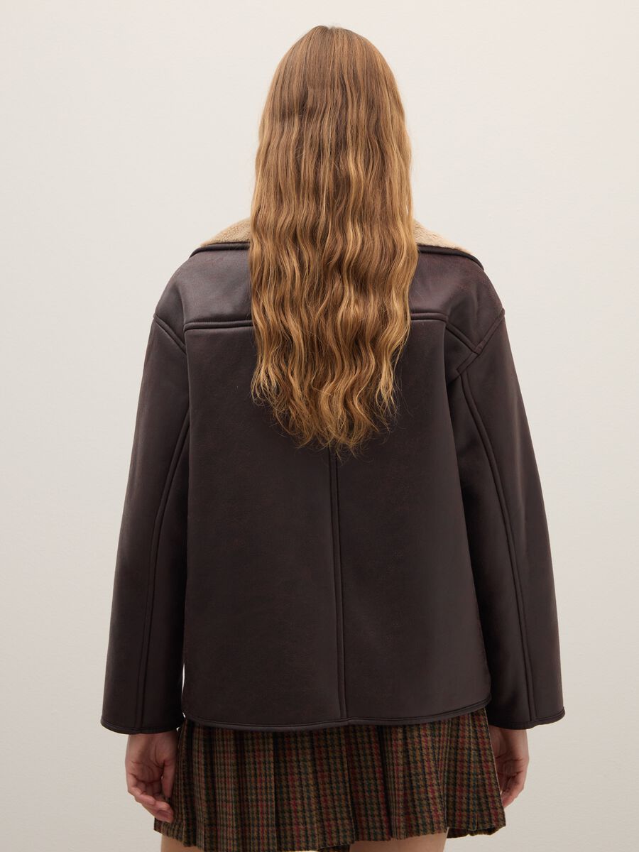 Giacca marrone con colletto a contrasto oversize_3