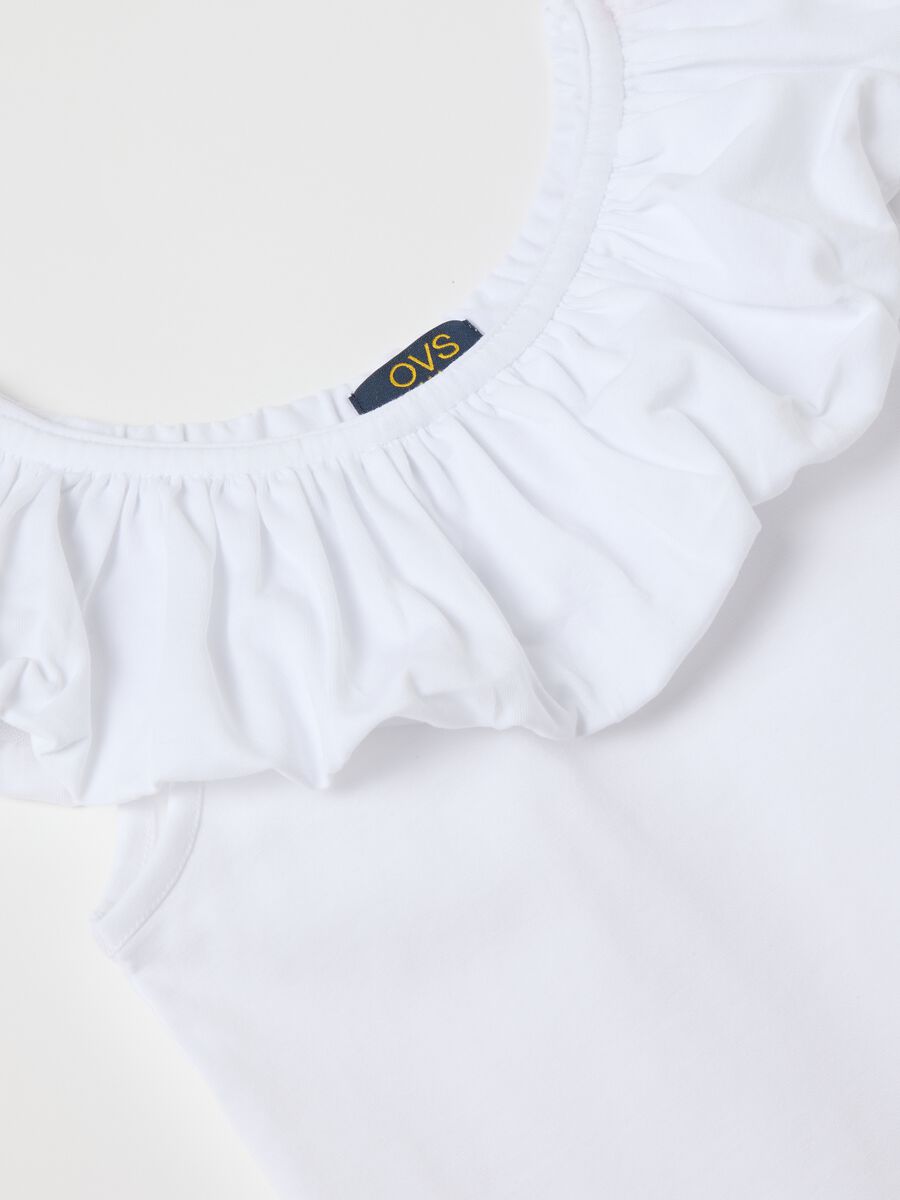 White T-shirt with ruffle neckline_3