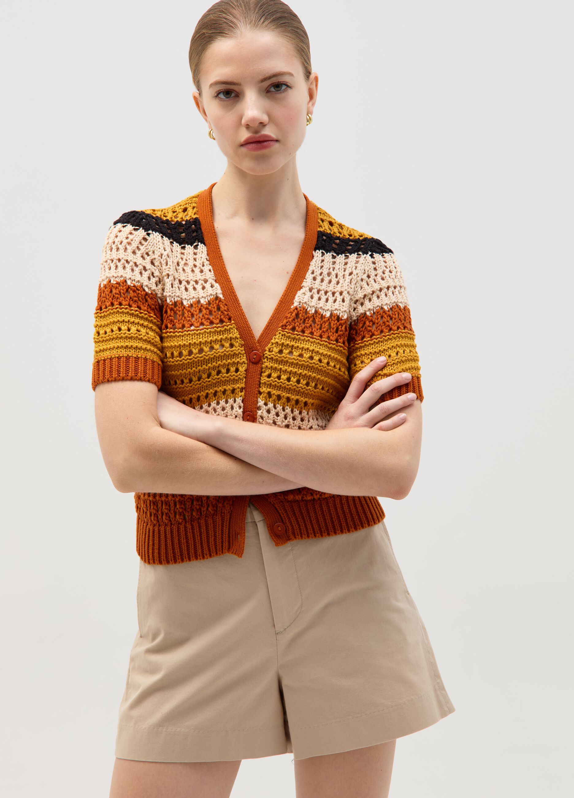 Cardigan crochet a righe con maniche corte