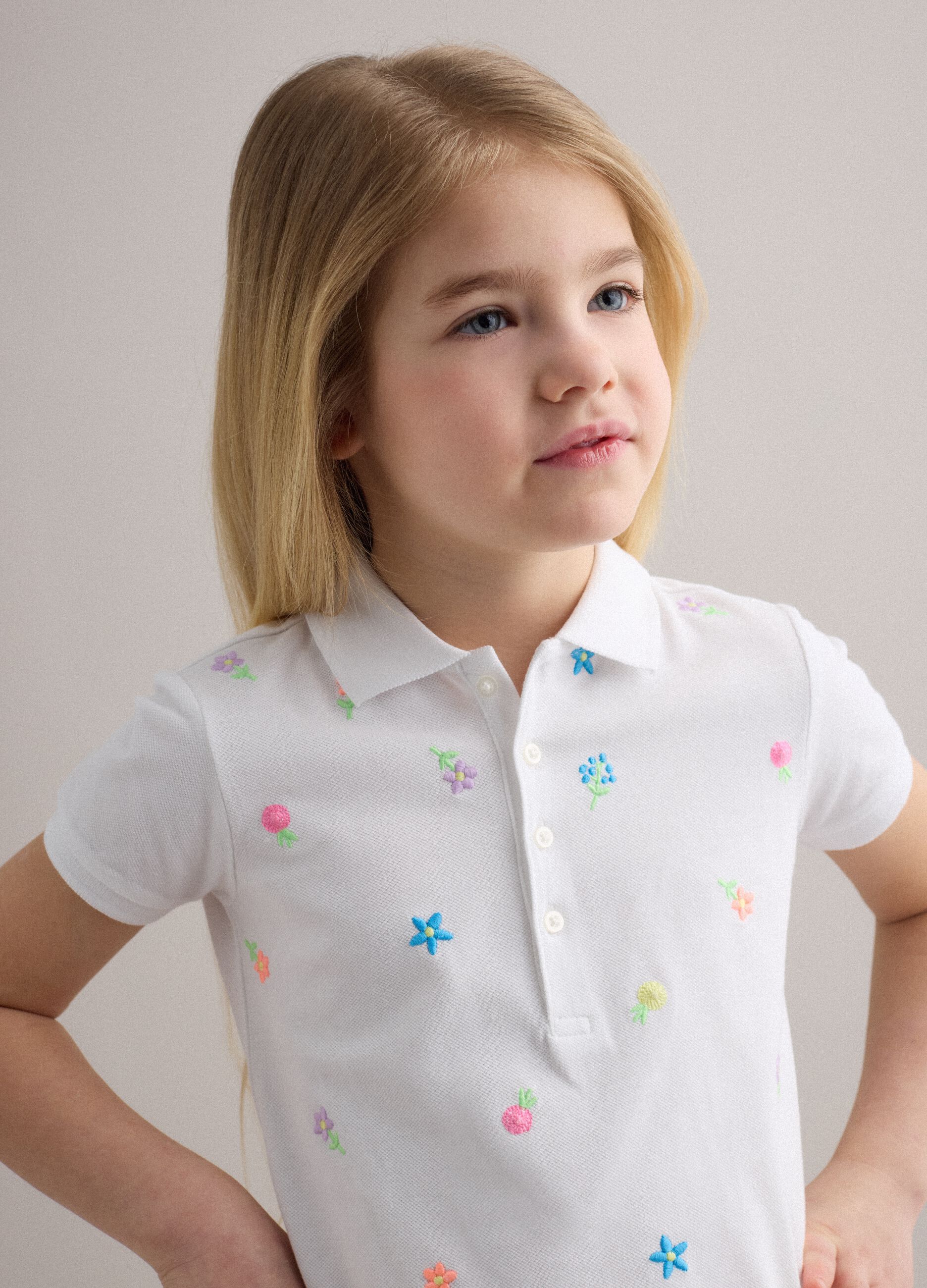 Polo in puro cotone bianca da bambina regular fit con fiori ricamati
