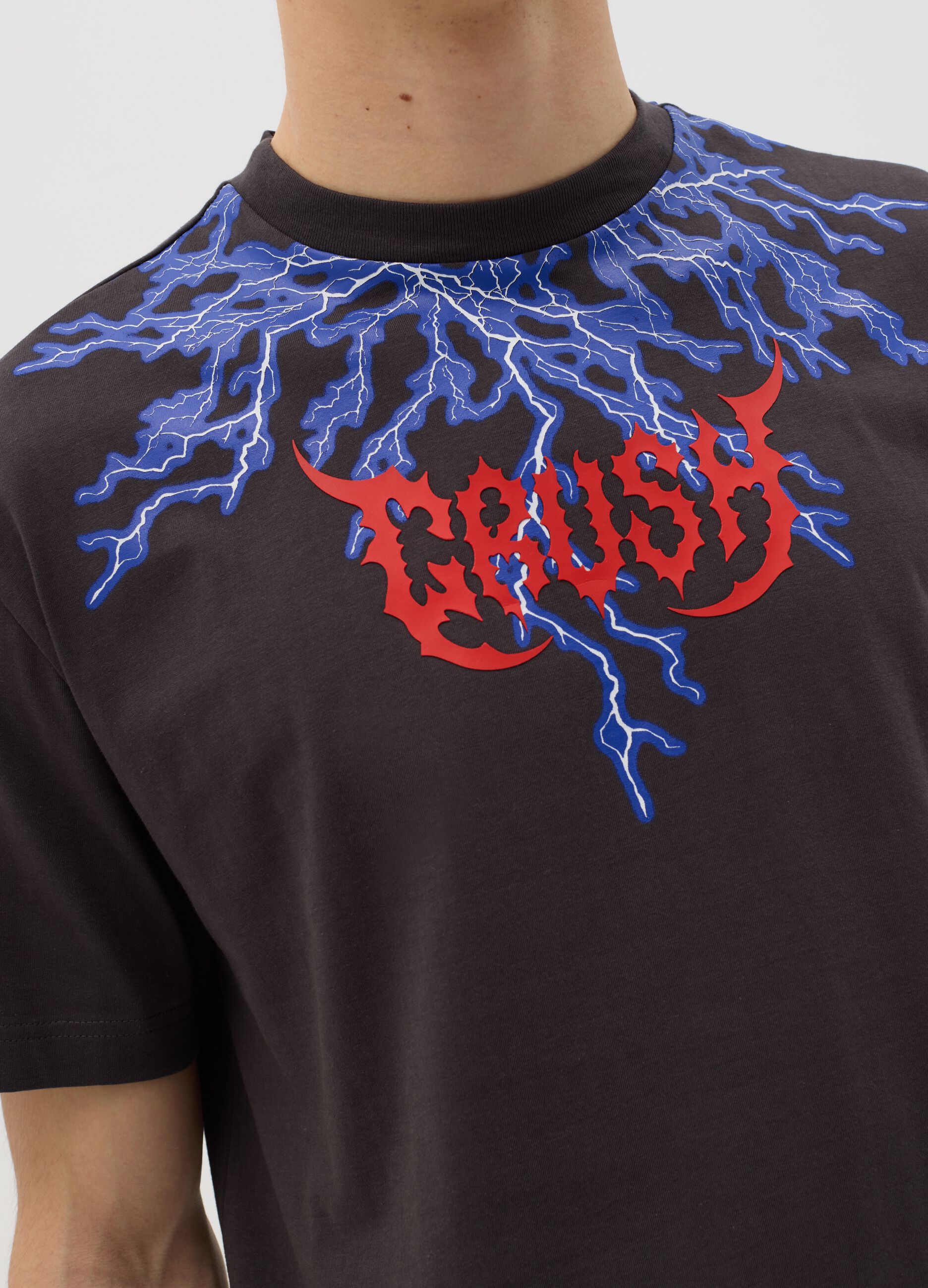 Black short-sleeved T-shirt with lightning print