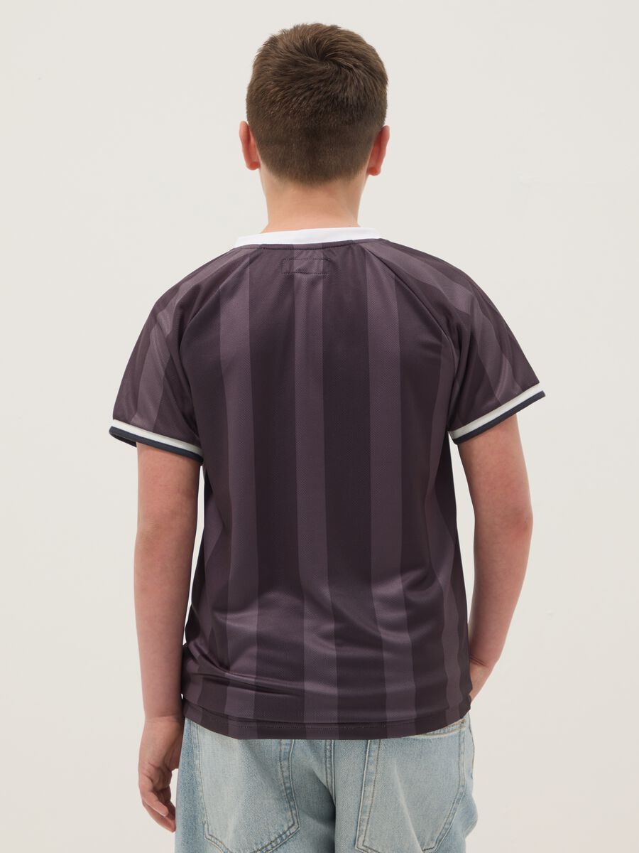 T-shirt sportiva nera da bambino con righe verticali e logo Jeep_1