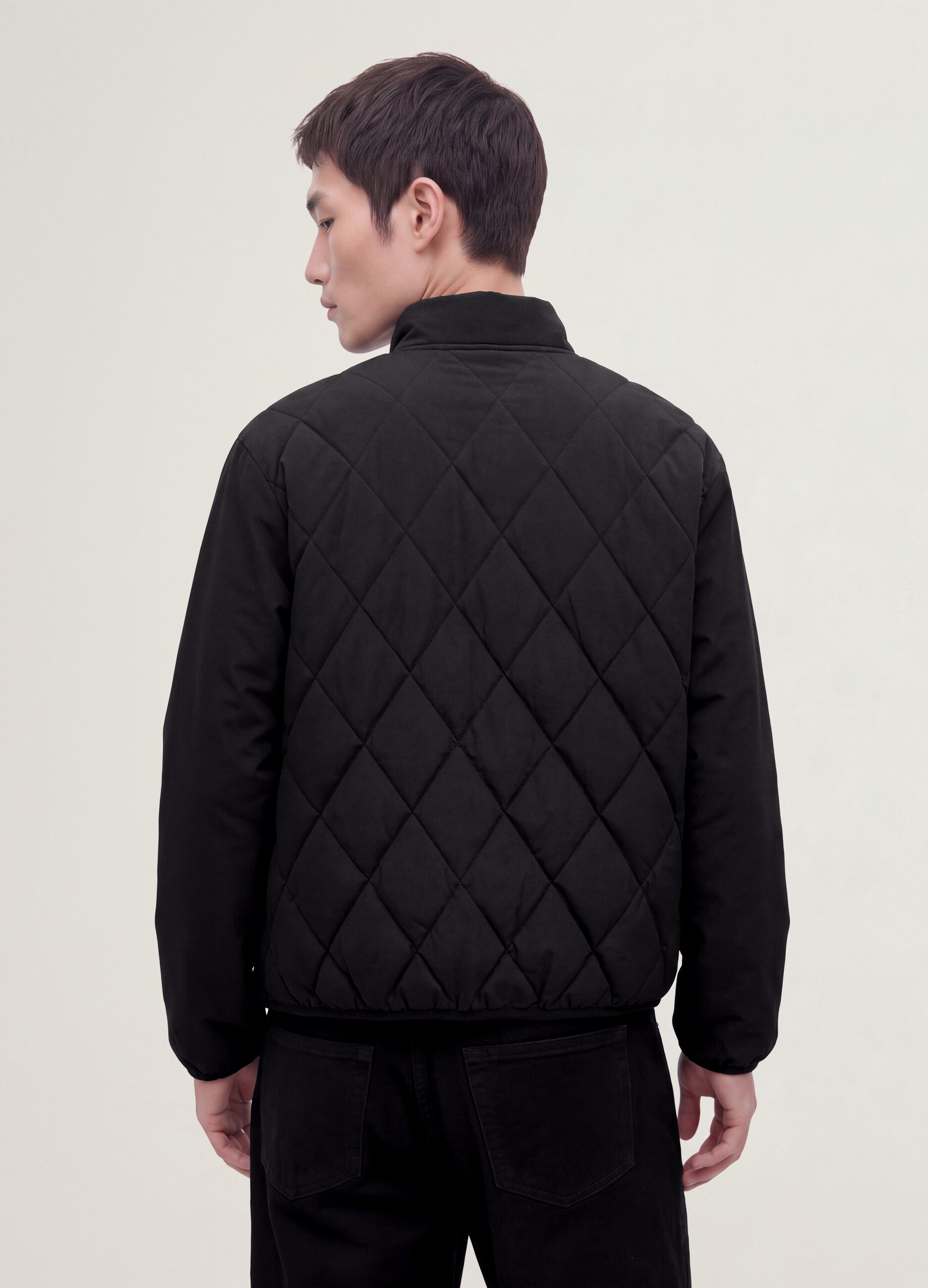 Giacca nera in tessuto elasticizzato con zip