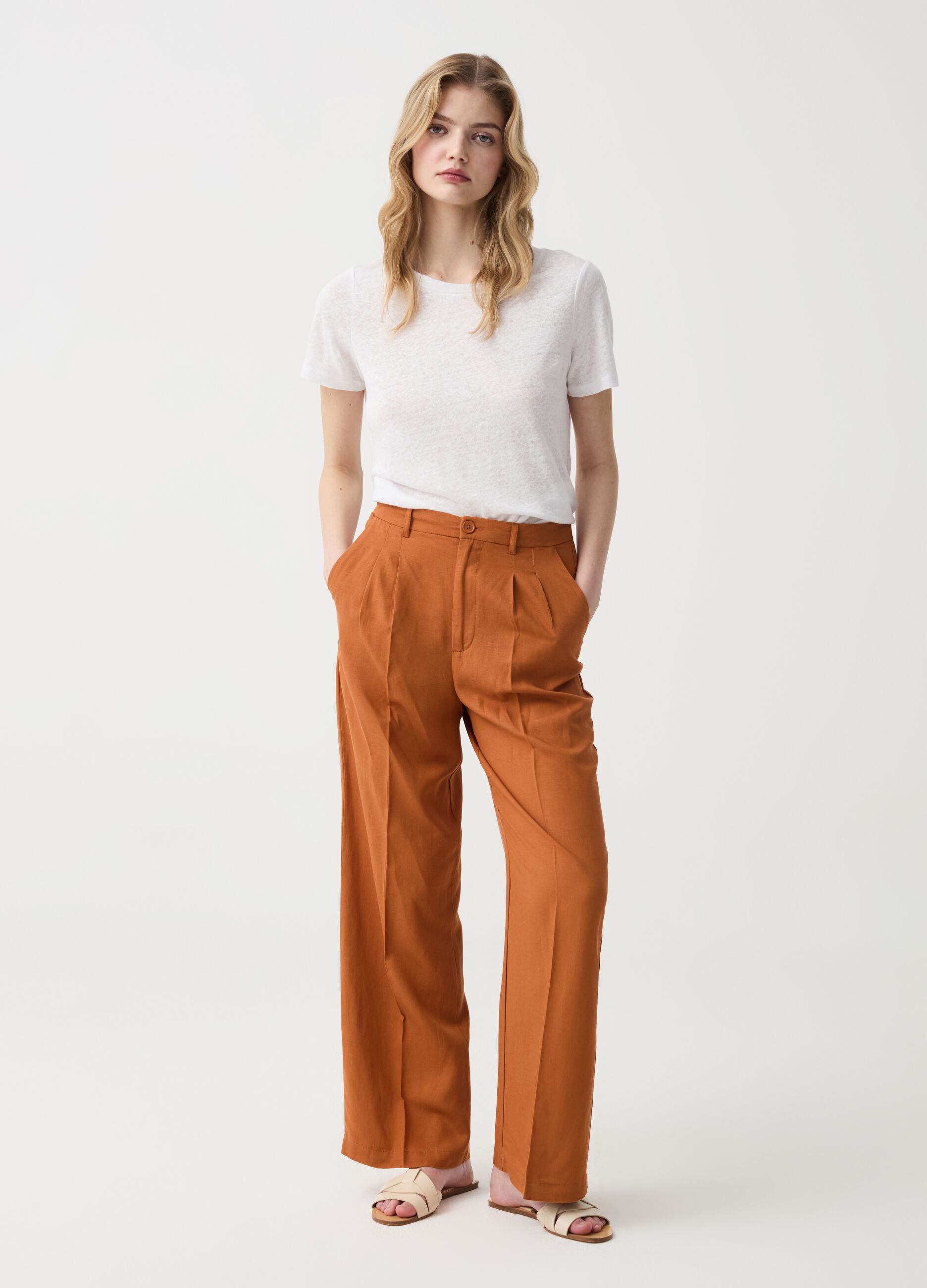 Wide-leg trousers with darts