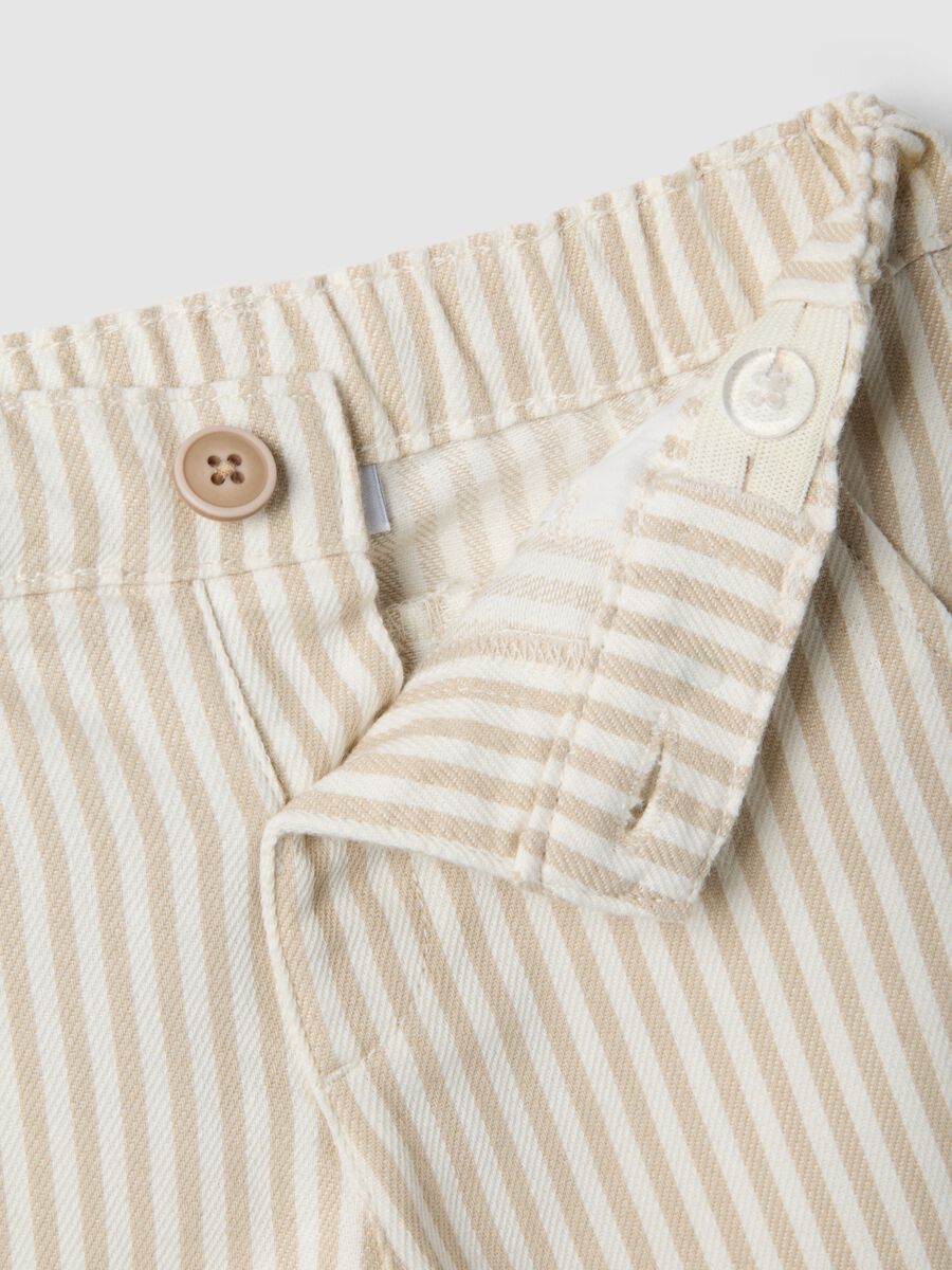 Pantaloni chino in puro cotone a righe multicolor da bimbo regular fit_2