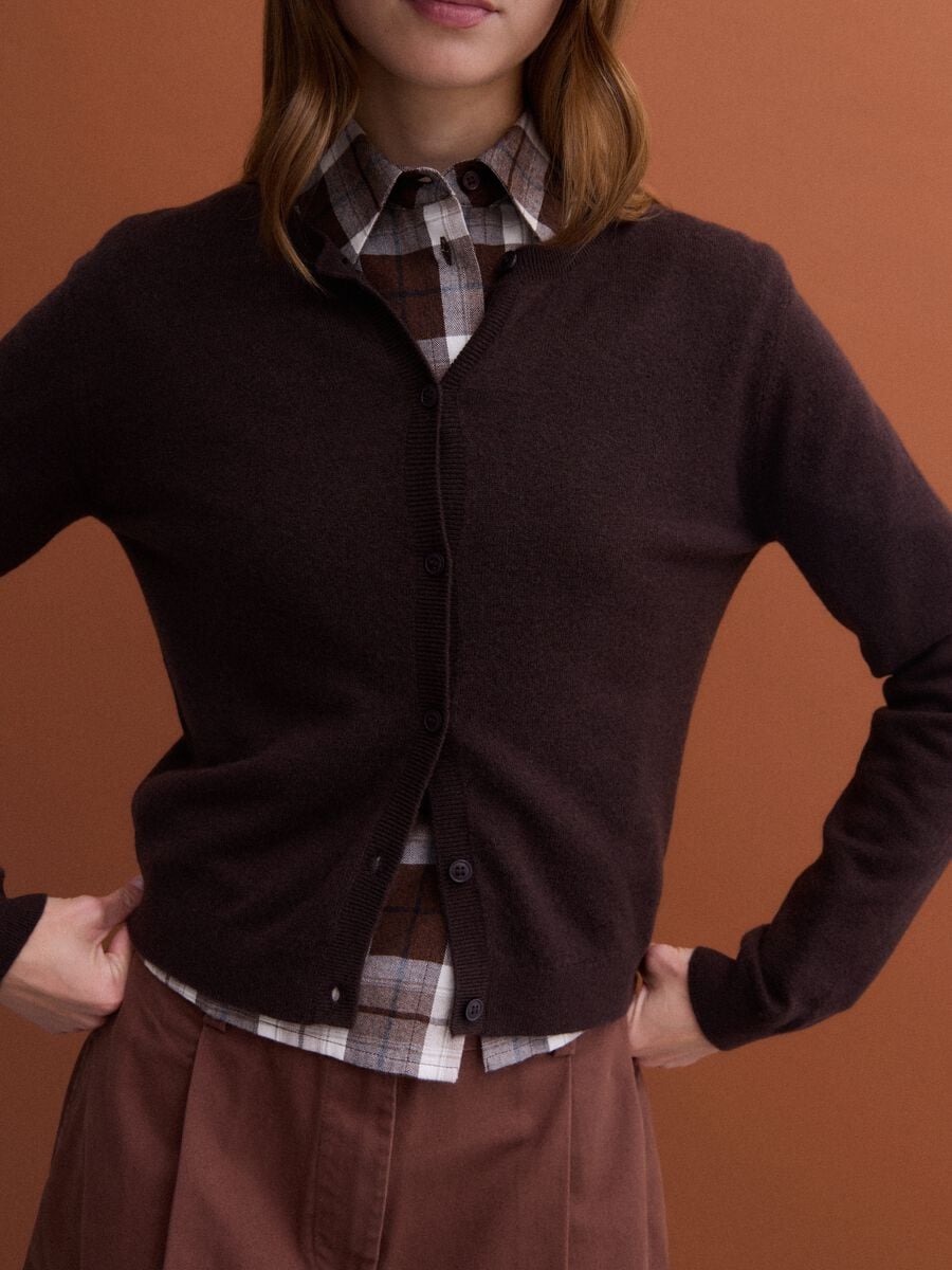 Cardigan marrone in pura lana con girocollo_2