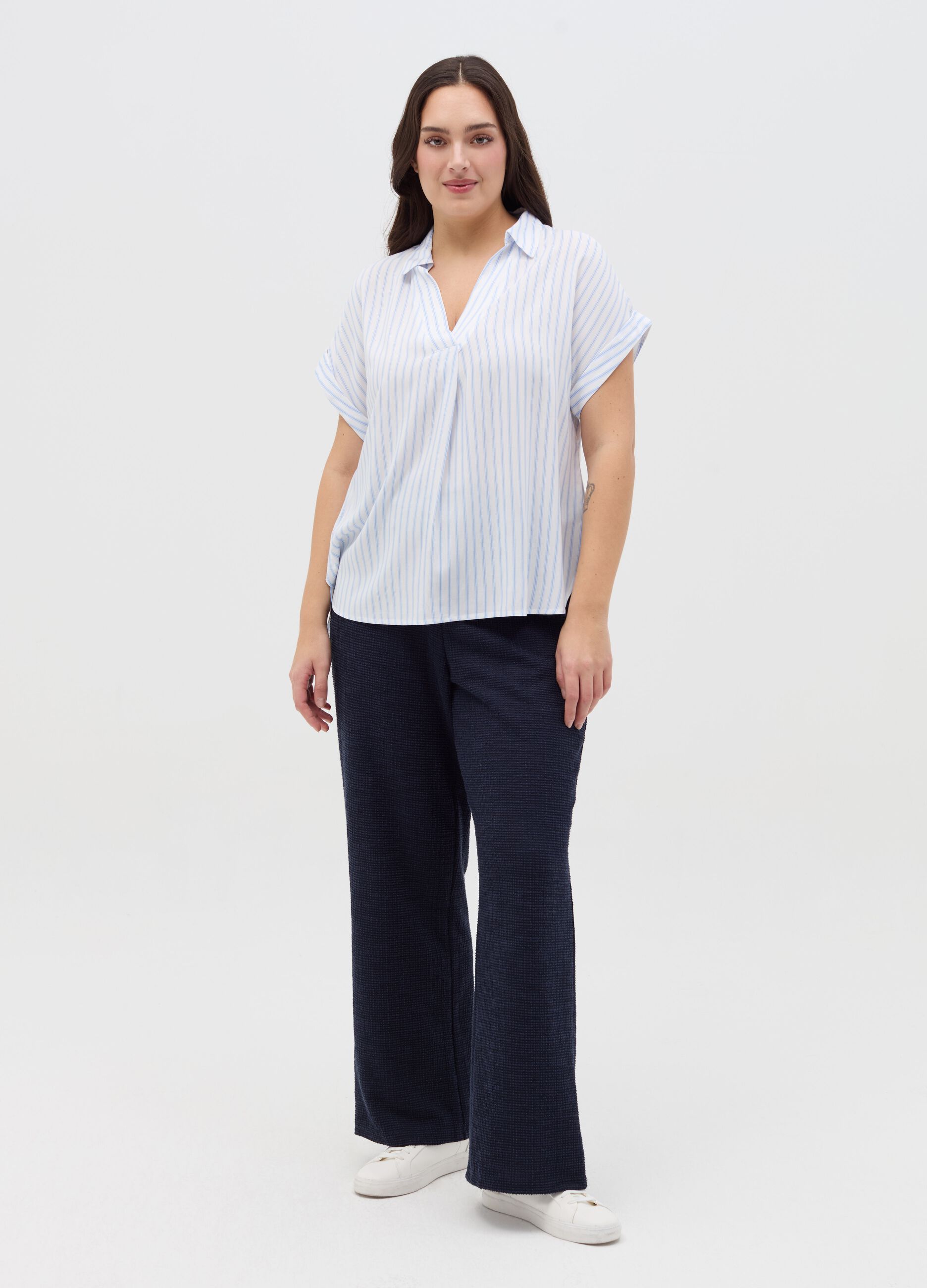 Curvy blouse with V neckline and pattern