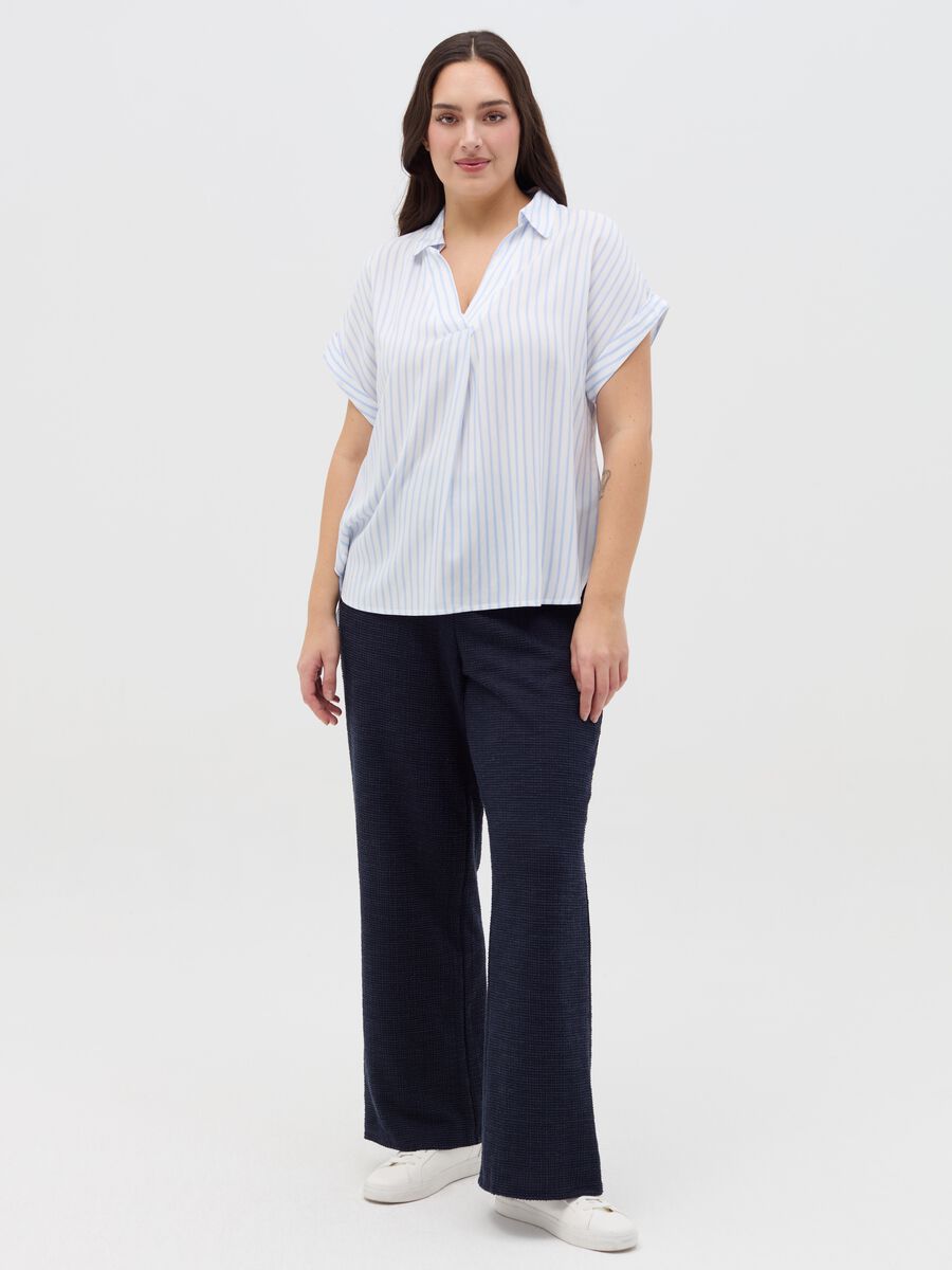 Curvy blouse with V neckline and pattern_1