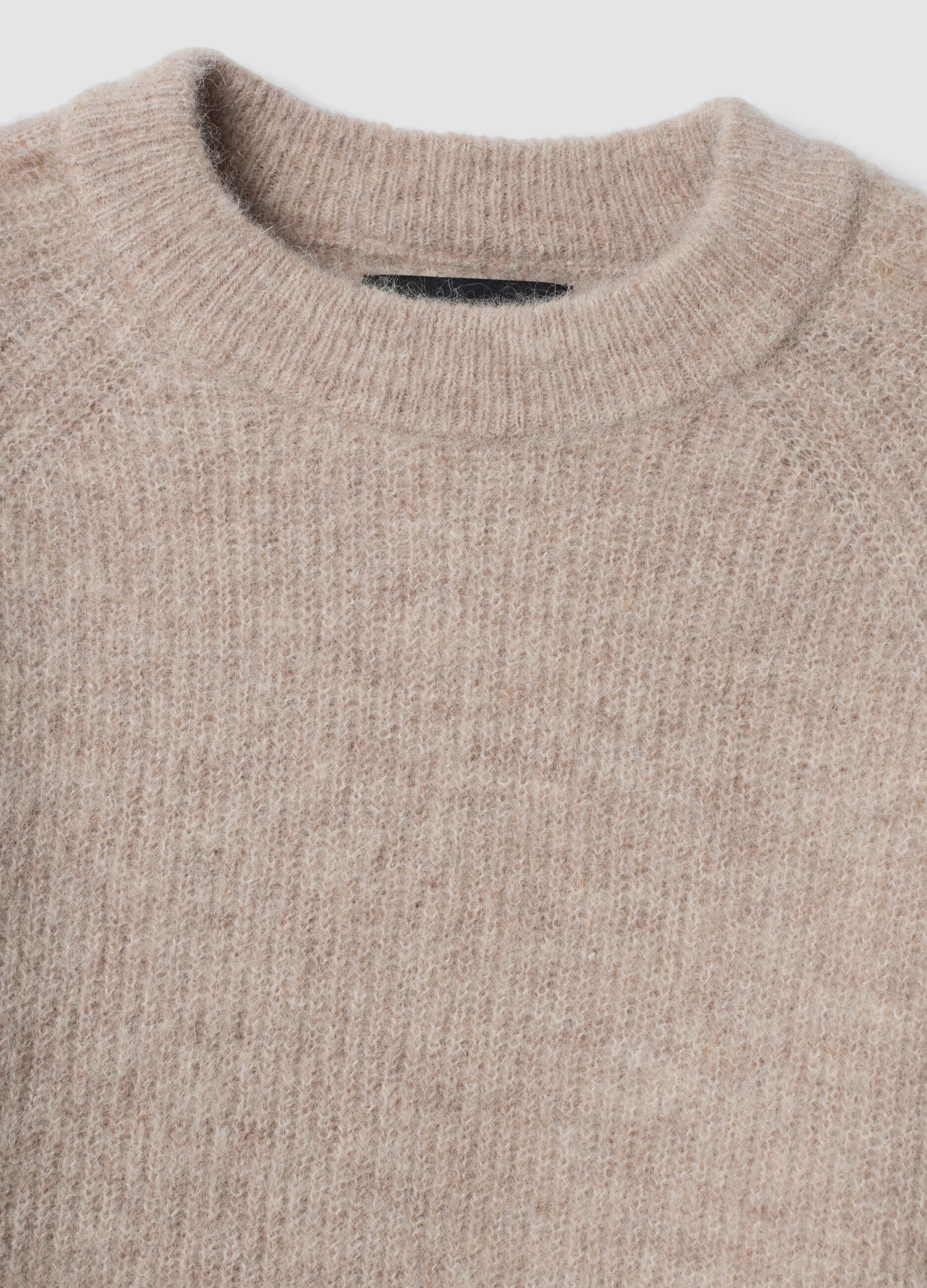 Maglia beige girocollo in alpaca e lana elasticizzato