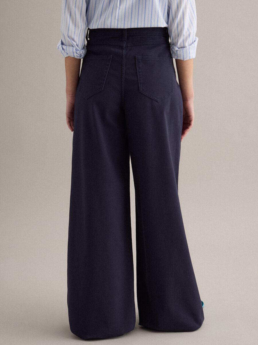 Pantaloni blu flare in cotone elasticizzato_2