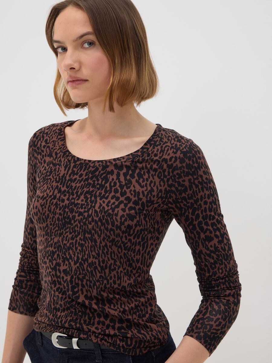 T-shirt marrone in viscosa elasticizzata con fantasia animalier slim fit_0