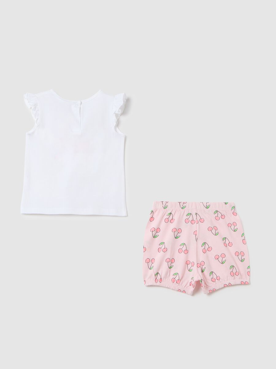 Short pyjama set with white top and cherry-patterned pink shorts_1