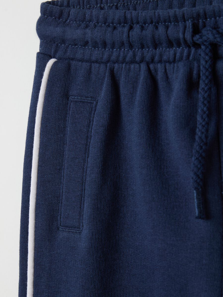 Joggers with drawstring and contrasting piping_3