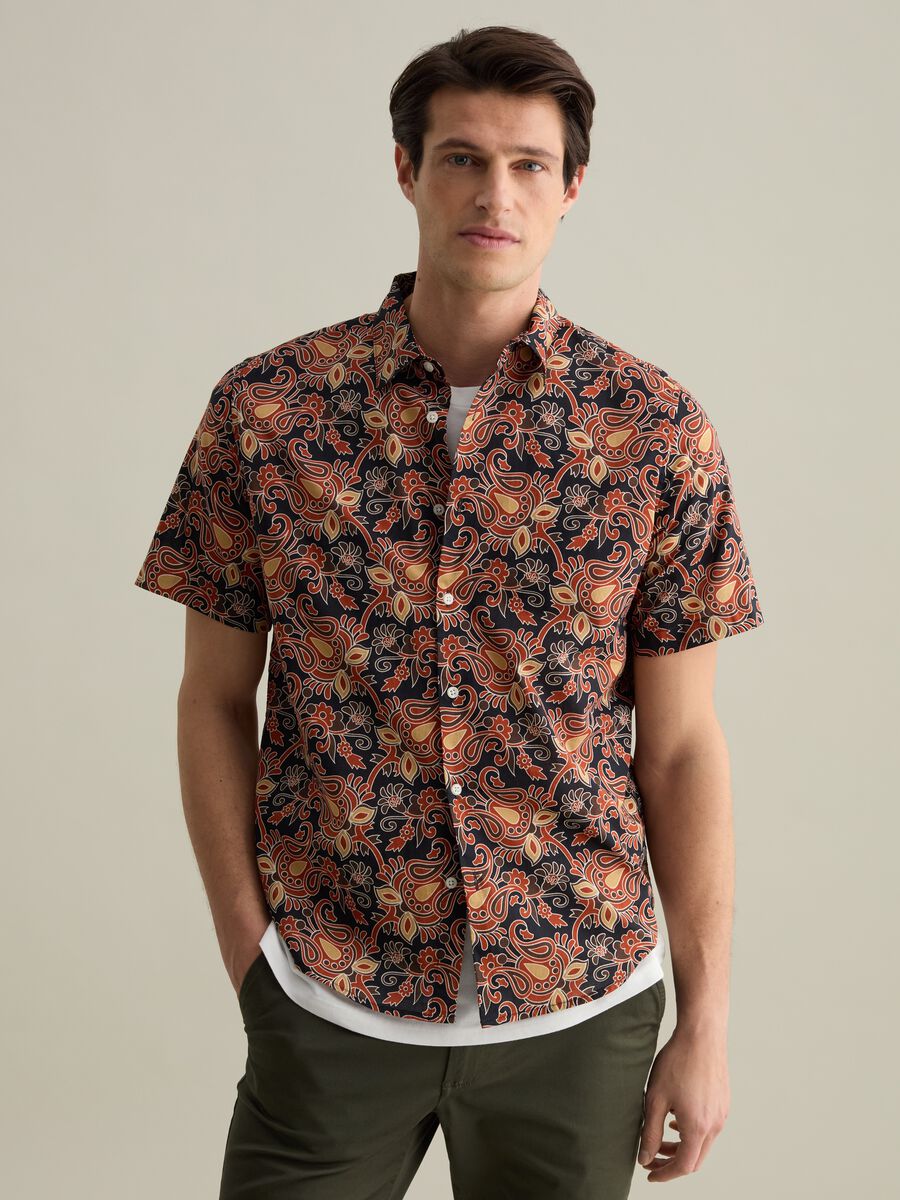 Short-sleeved shirt with paisley print_0