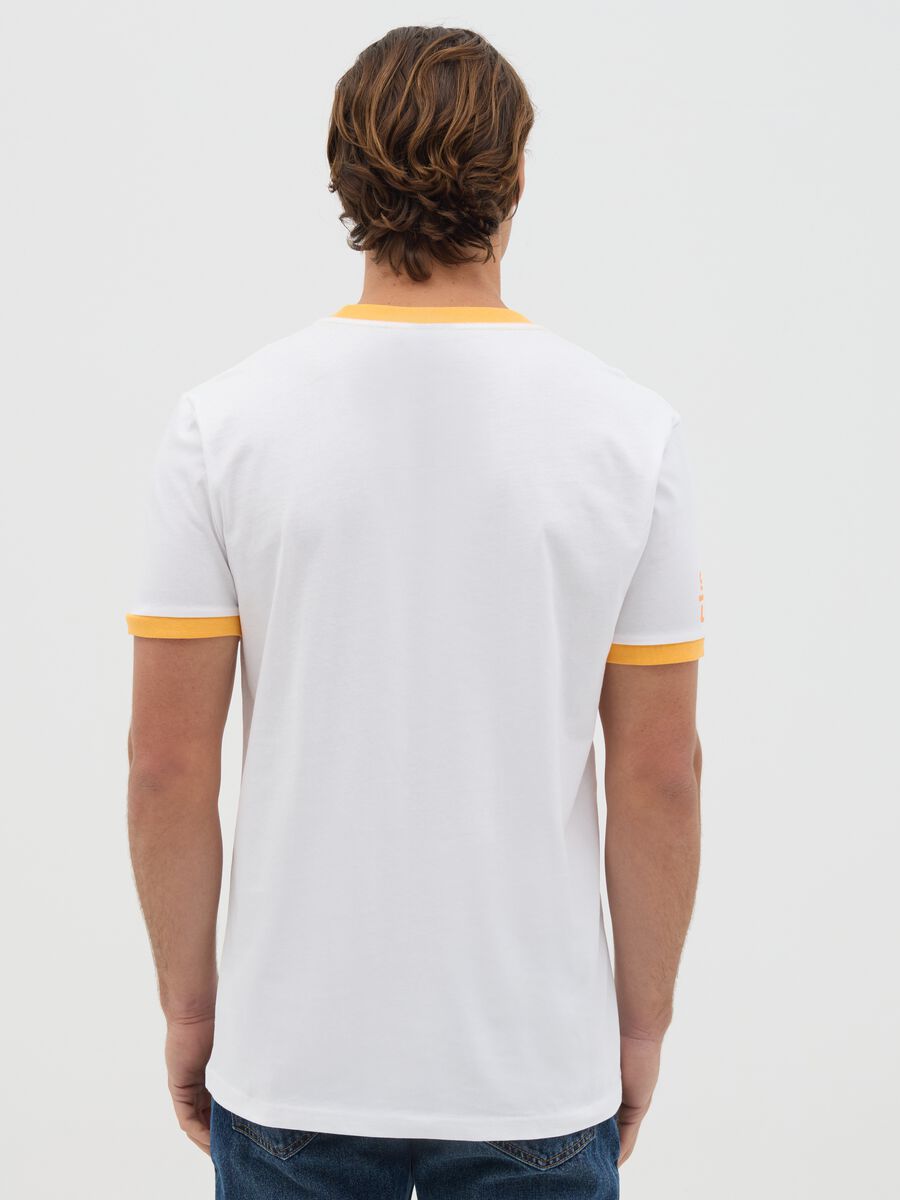 White T-shirt with pocket and contrasting details_3