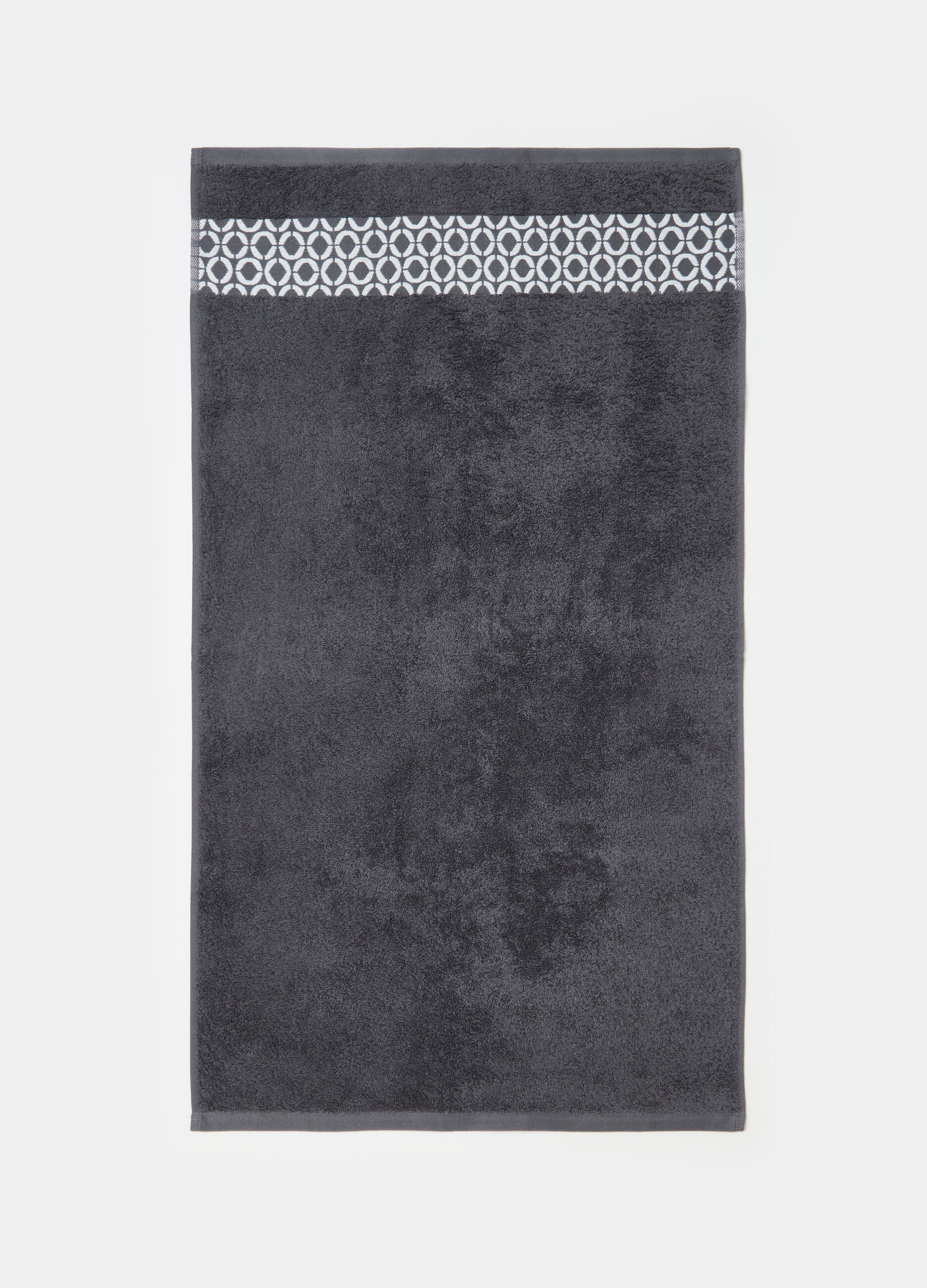 Face towel with dots patterned trim