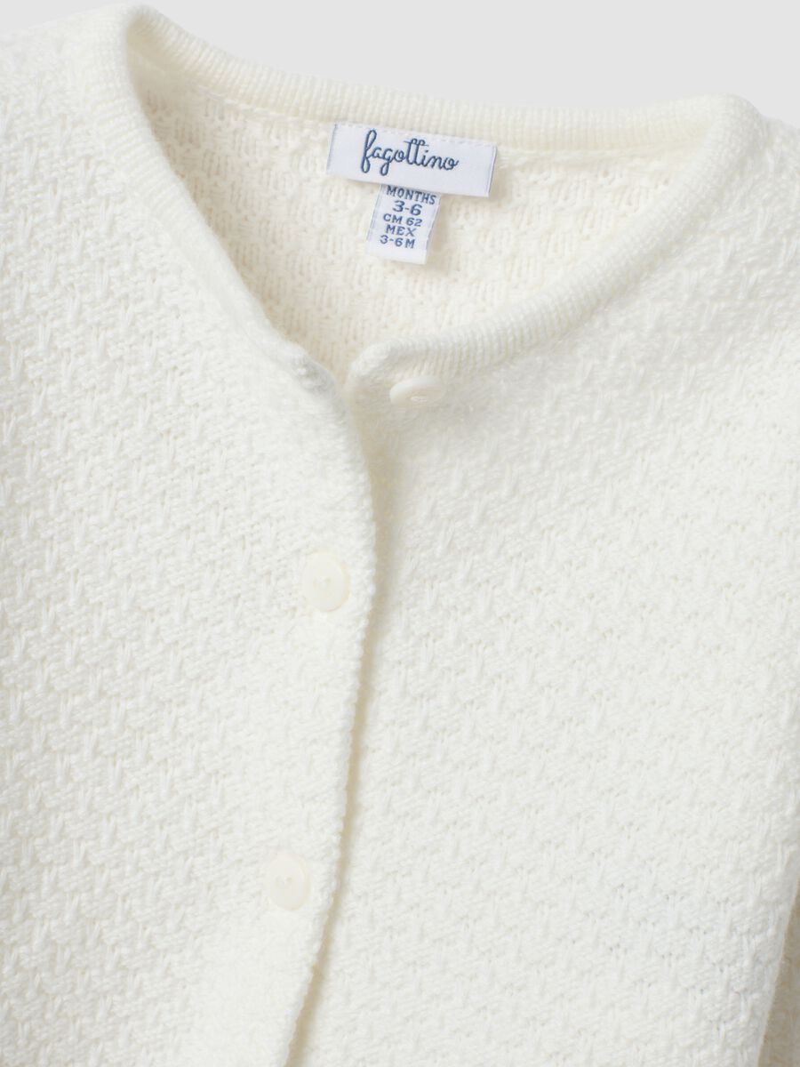 Cardigan bianco in puro cotone organico con lavorazione a maglia per neonata_2