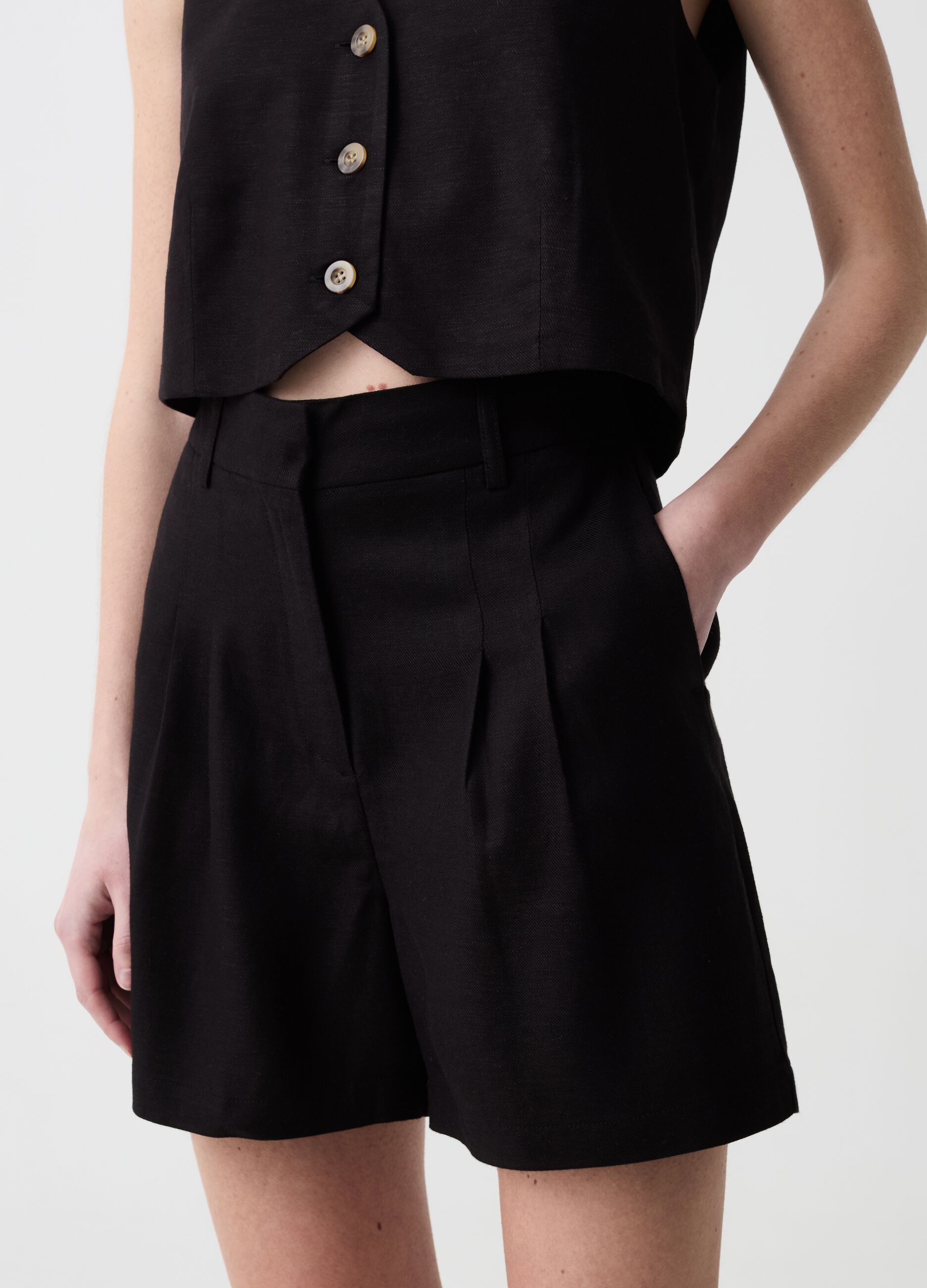 Viscose and linen Bermuda shorts with darts