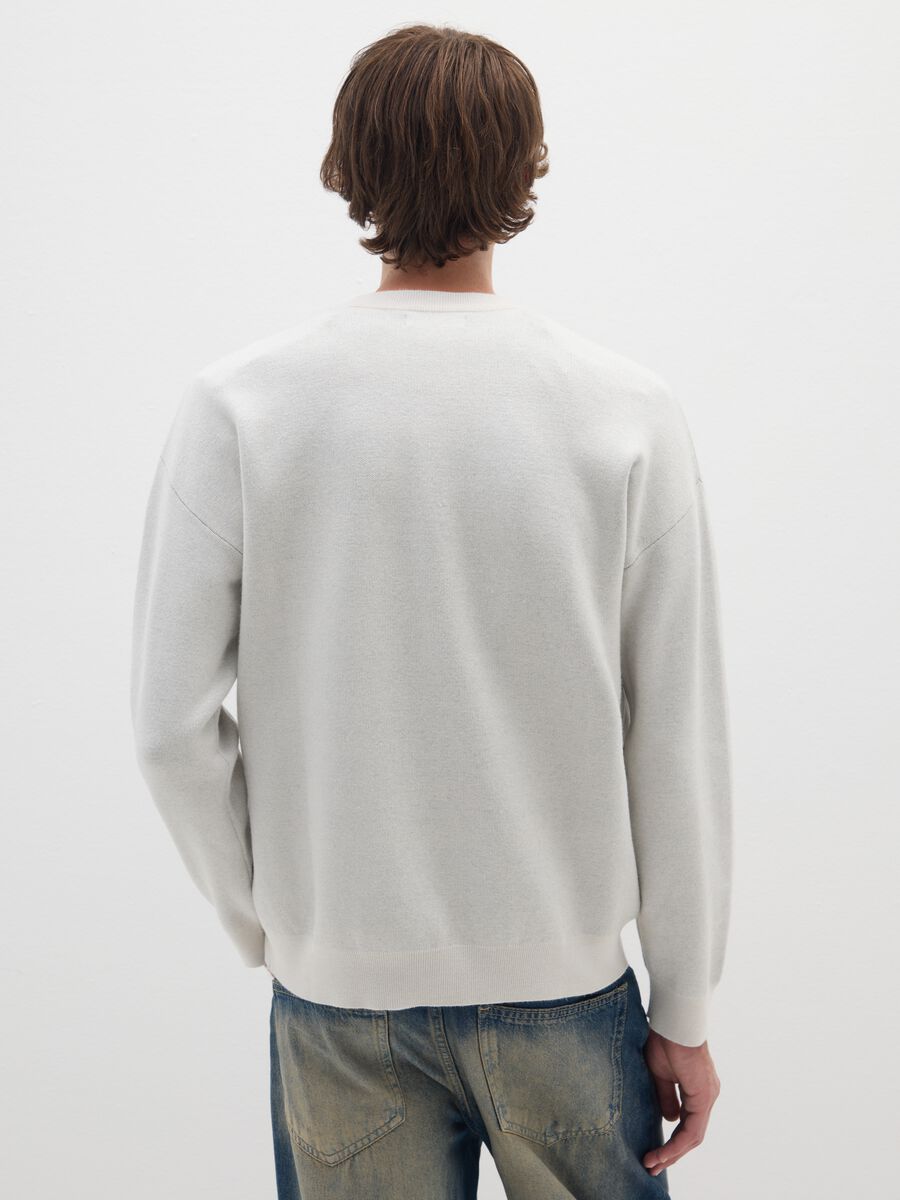 Maglione grigio regular fit con scritta_2