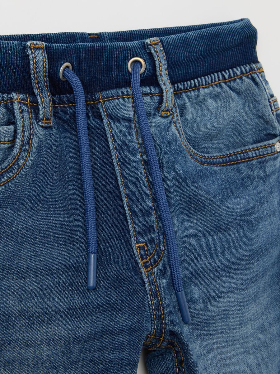 Jeans da bambino in misto cotone blu elasticizzato_2