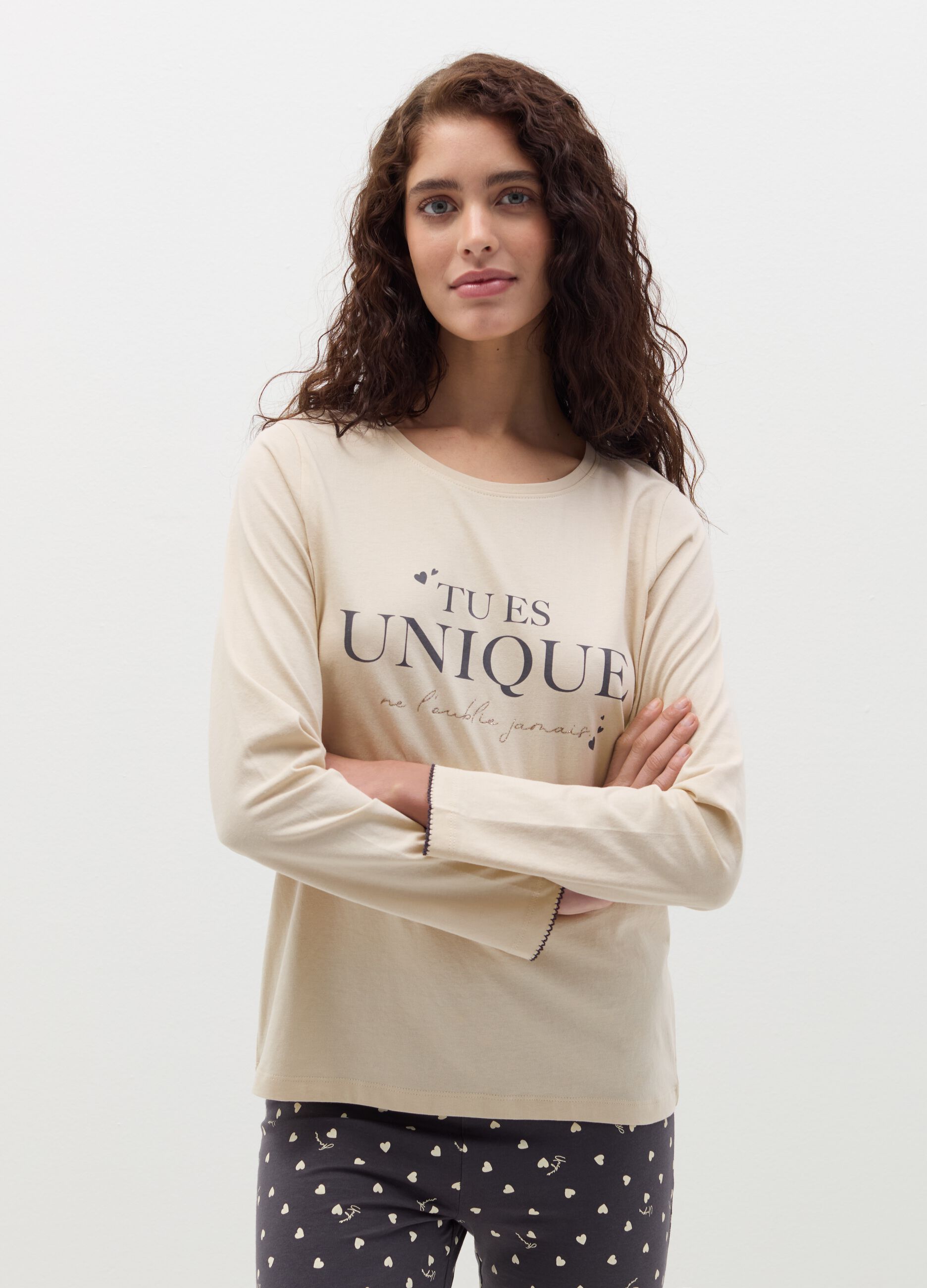 Pyjama top with "Tu Es Unique” print