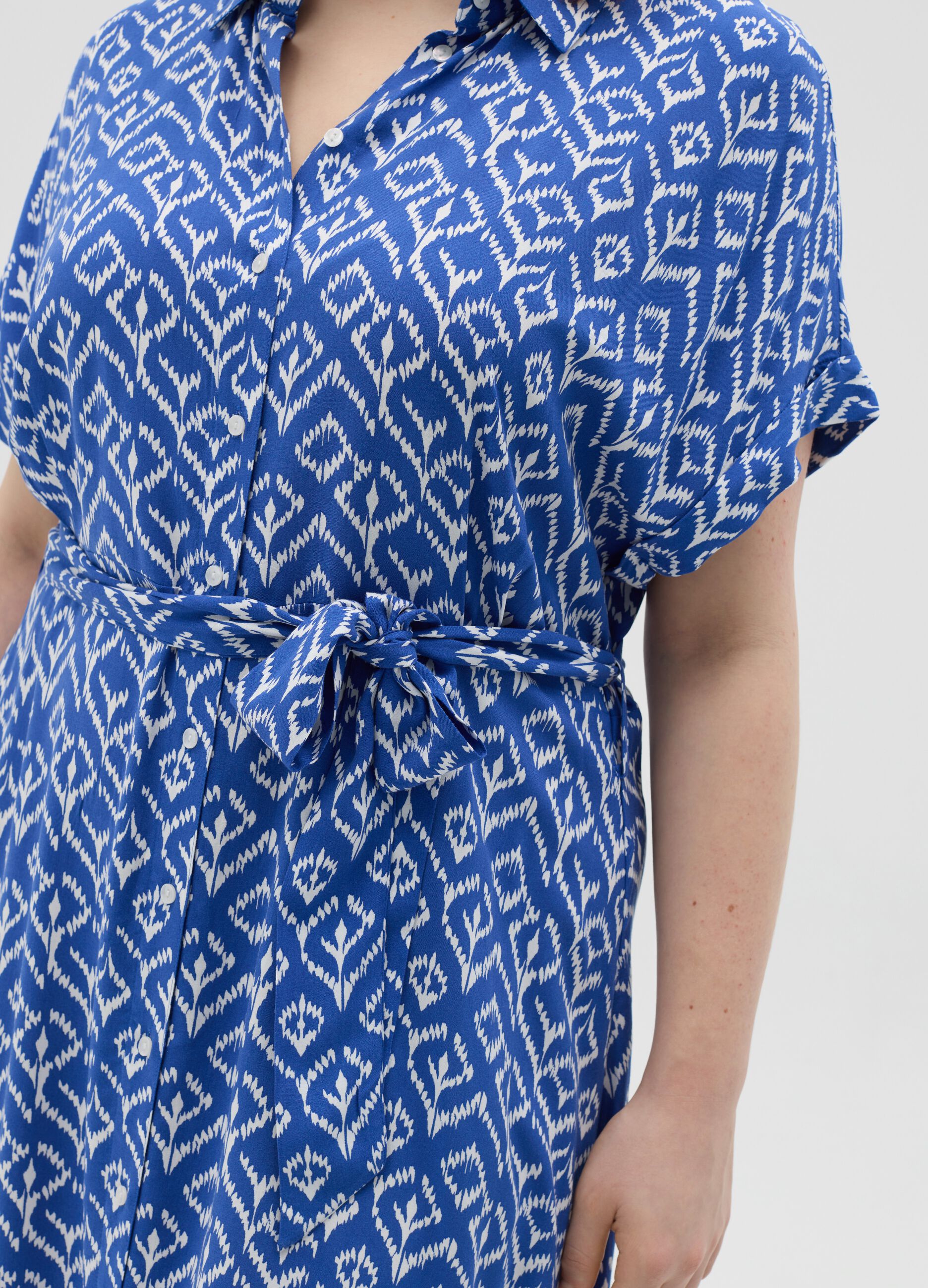 Curvy blue viscose dress with geometric motif