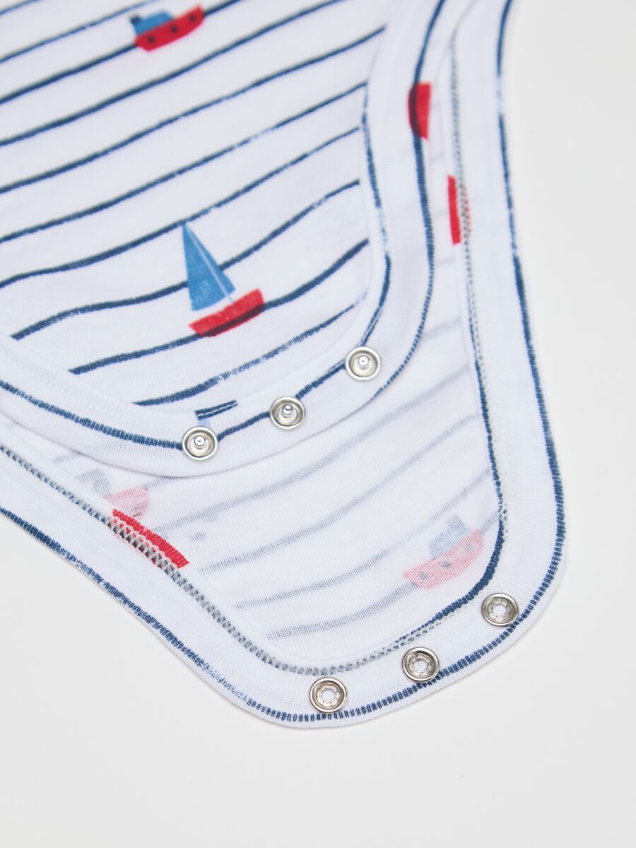 Three-pack white and light blue bodysuits in organic cotton with print_3