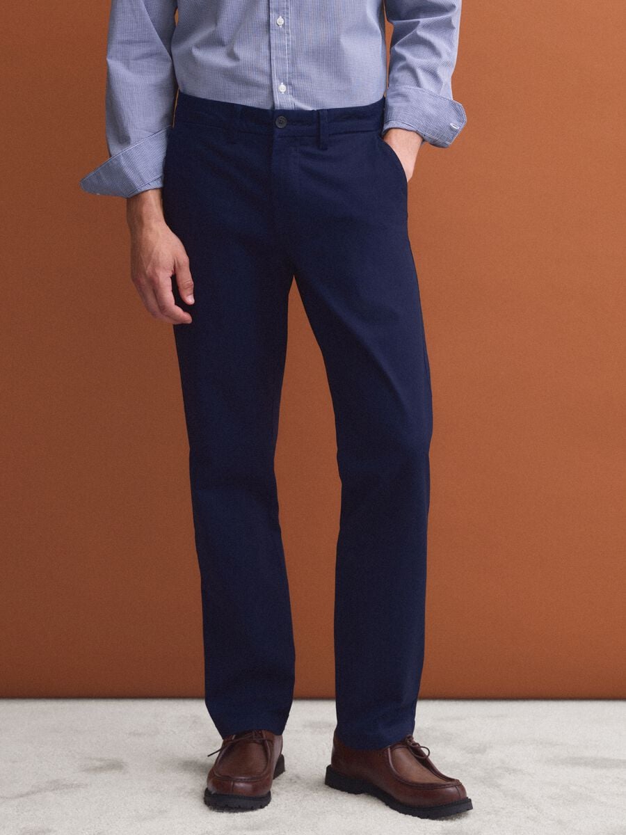 Pantaloni chino blu in twill di cotone elasticizzato regular fit_1