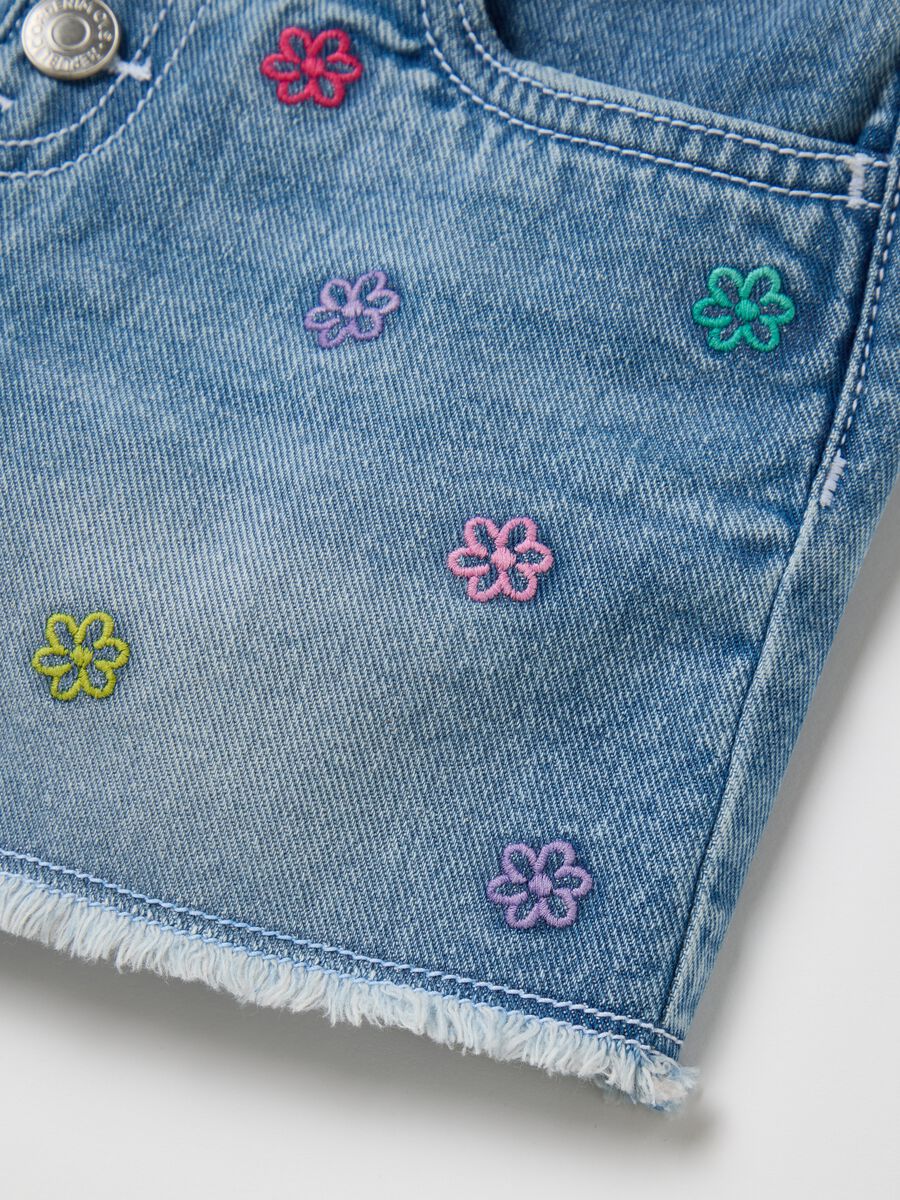 Light blue denim shorts with floral embroidery_2