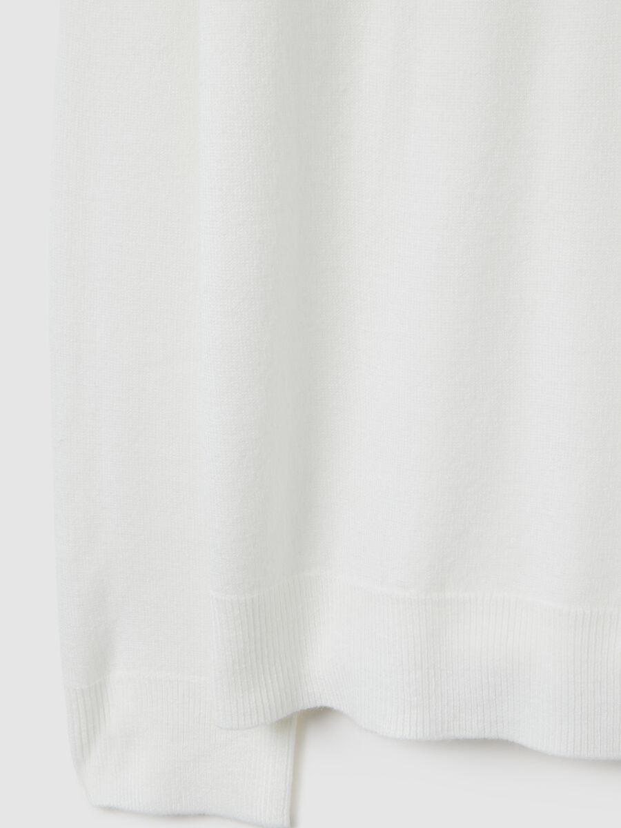 Black regular fit top with round neckline_5