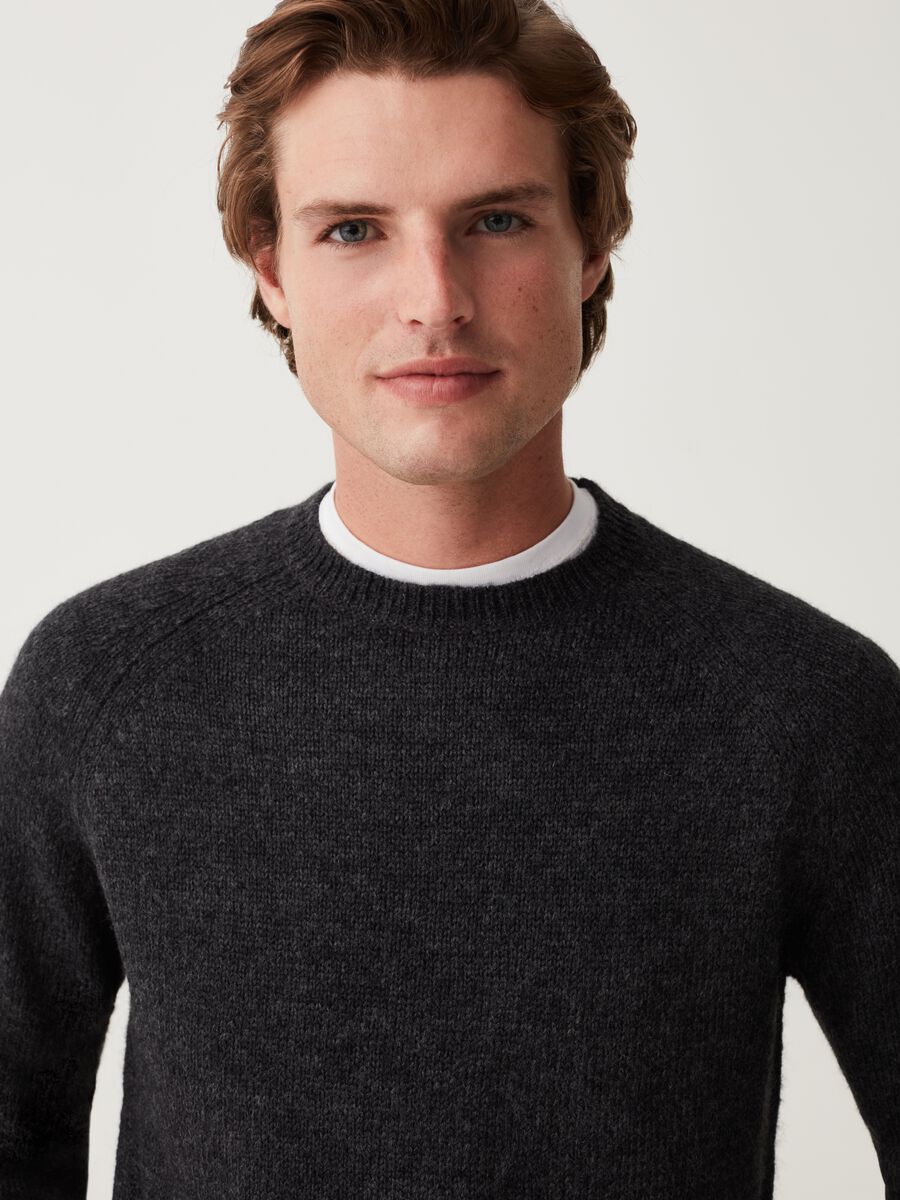 Pullover girocollo con maniche raglan_1