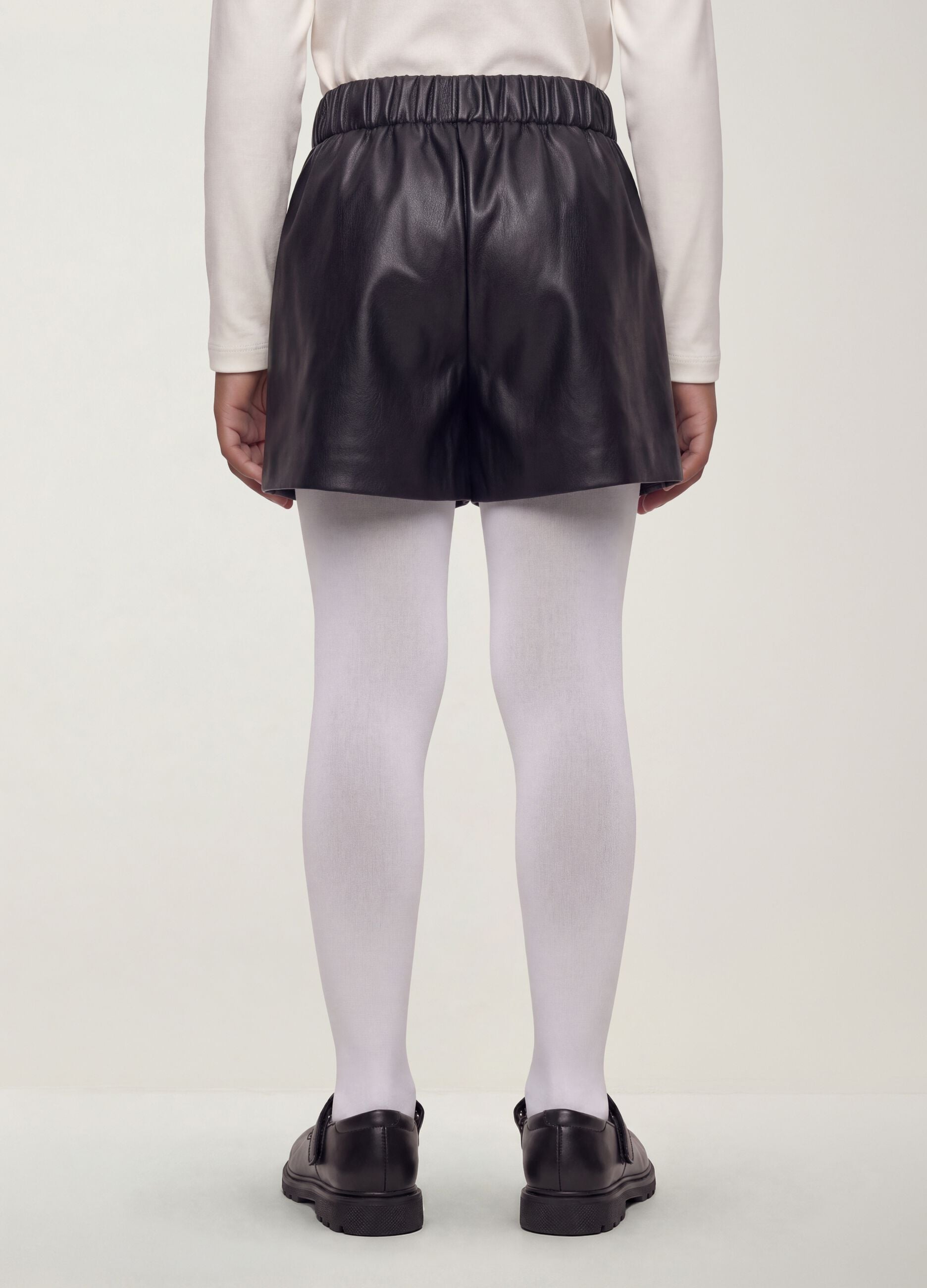 Shorts neri con pieghe