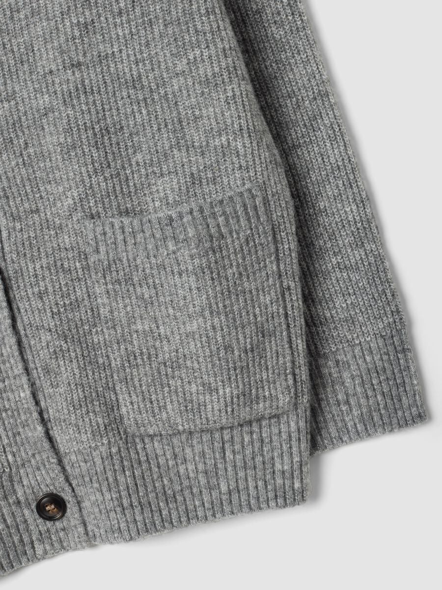 Cardigan grigio in tessuto elasticizzato con scollo profondo a V_5