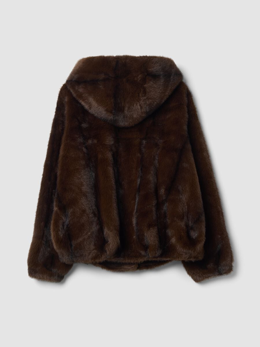 Cappotto marrone regular fit con cappuccio e chiusura con gioiello_2
