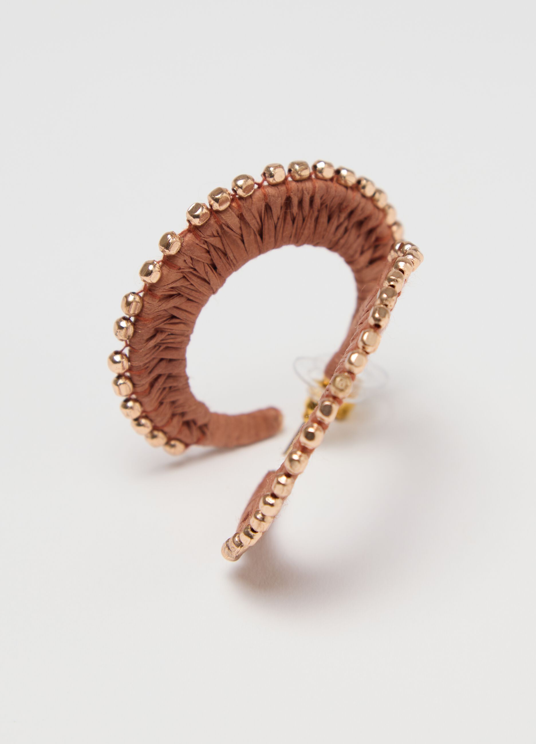 Hoop earrings in raffia with beads