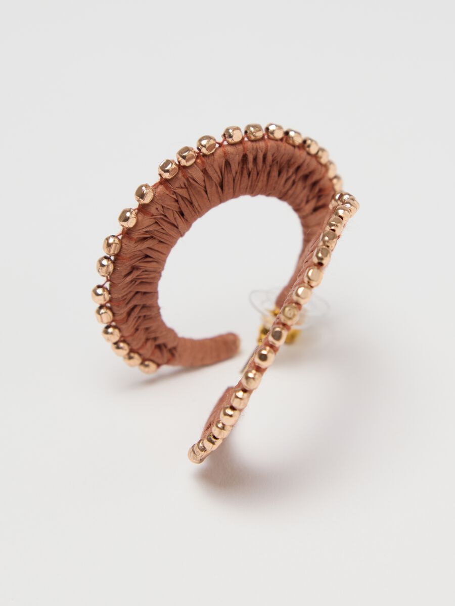 Hoop earrings in raffia with beads_2
