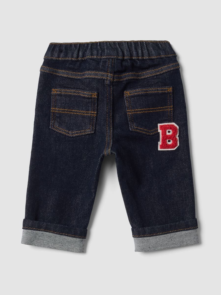 Pantaloni denim blu in cotone elasticizzato con ricamo orsetto per neonato_1