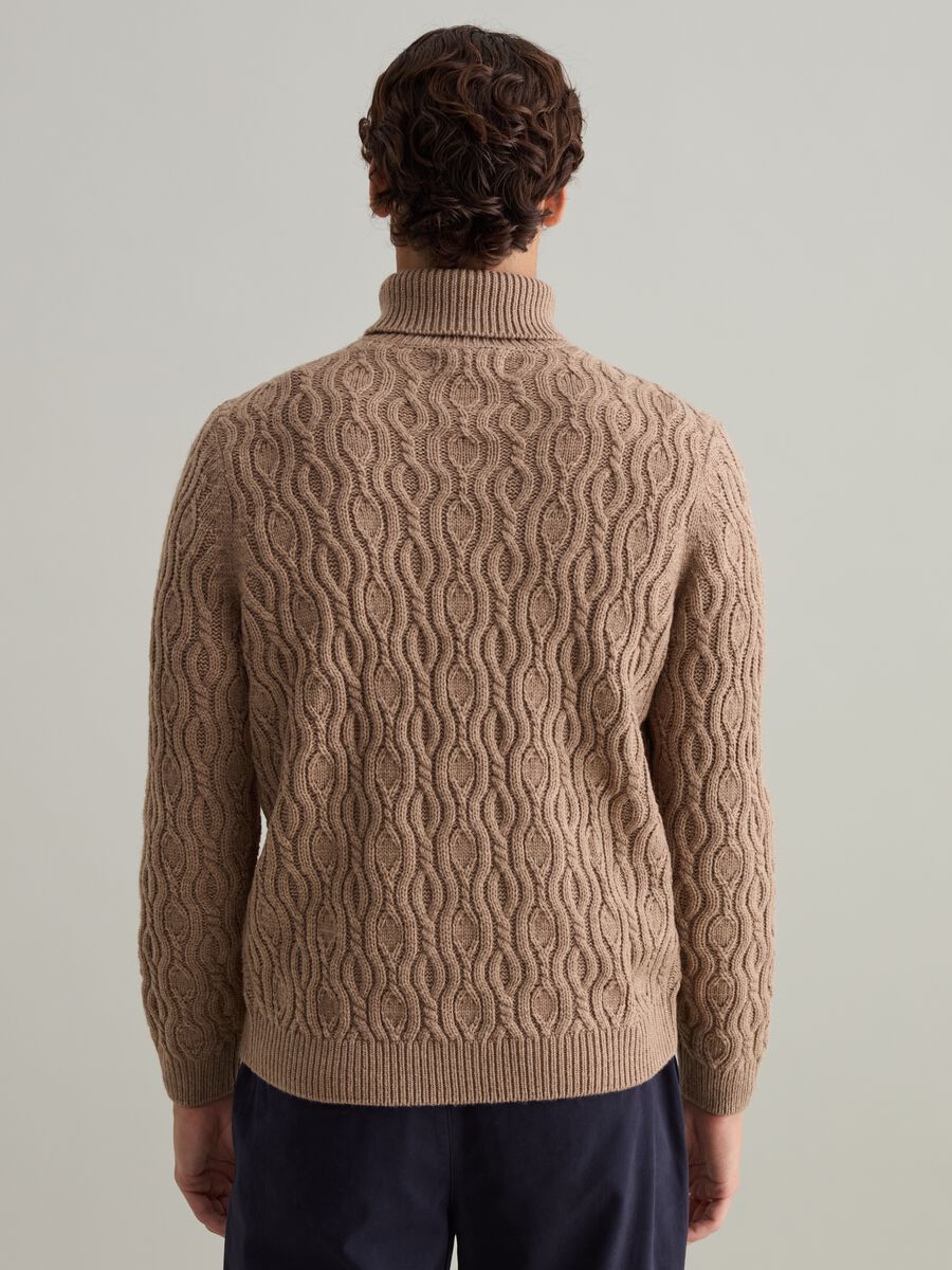 High-neck pullover with wavy design_3