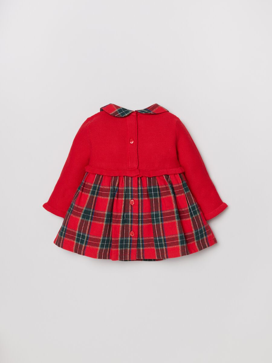 Abito in fantasia tartan con cardigan_1