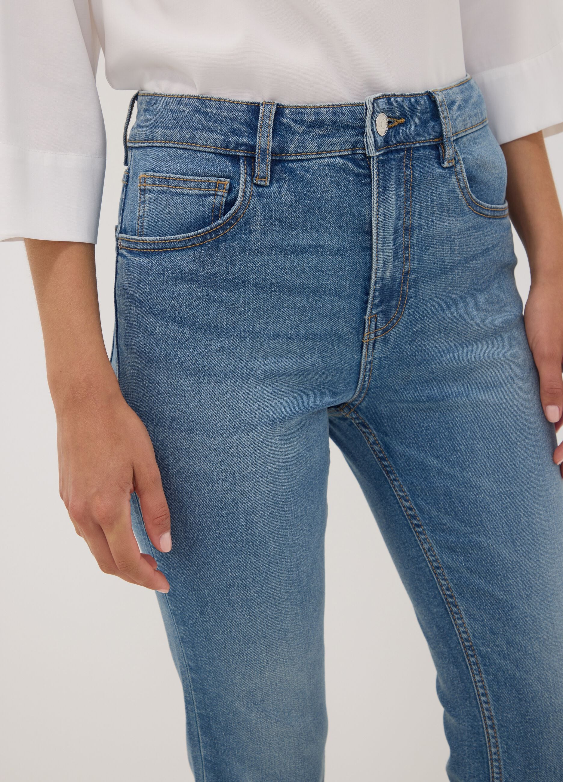 Jeans denim azzurro cropped slim fit in cotone e viscosa elasticizzato