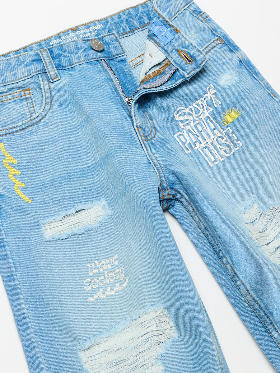 Denim Bermuda shorts with abrasions and print_2