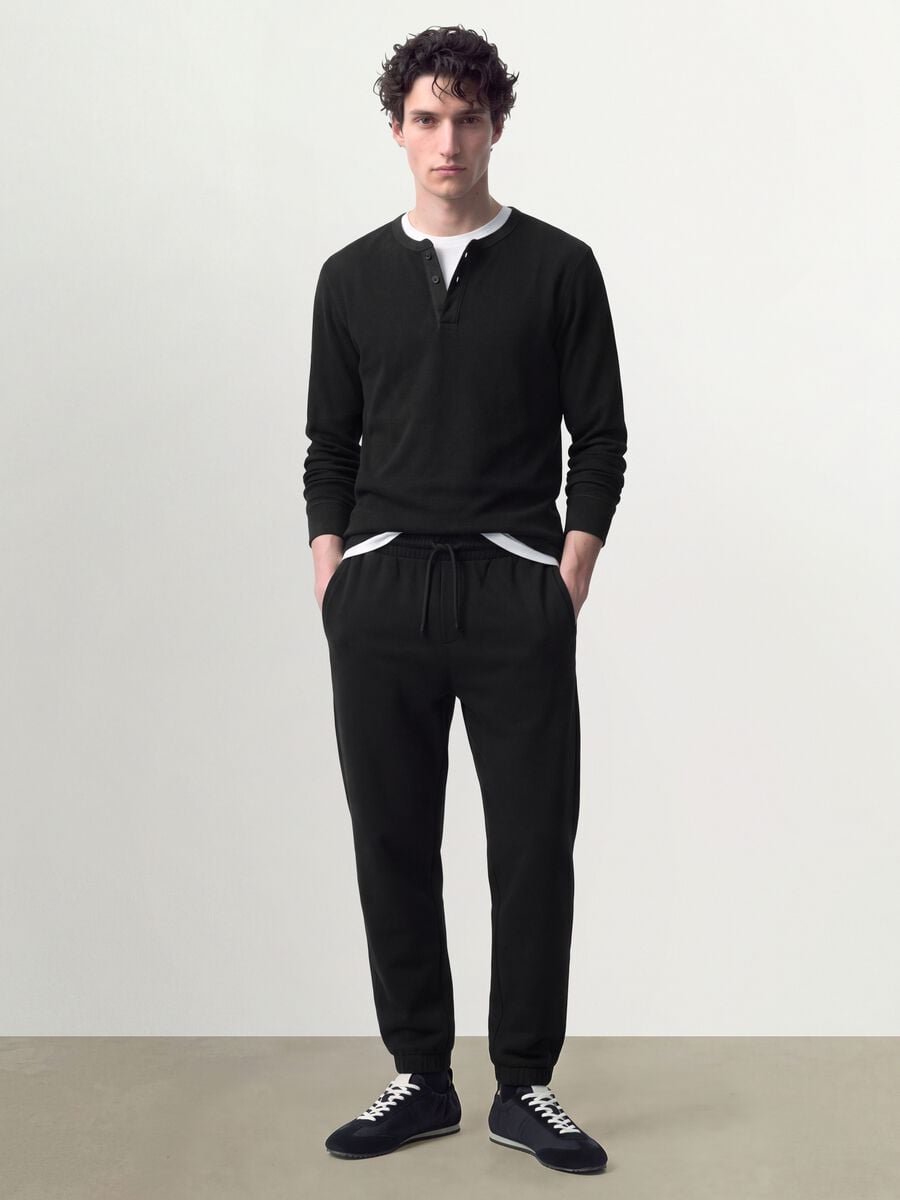 T-shirt nera in misto viscosa a nido d'ape regular fit_1