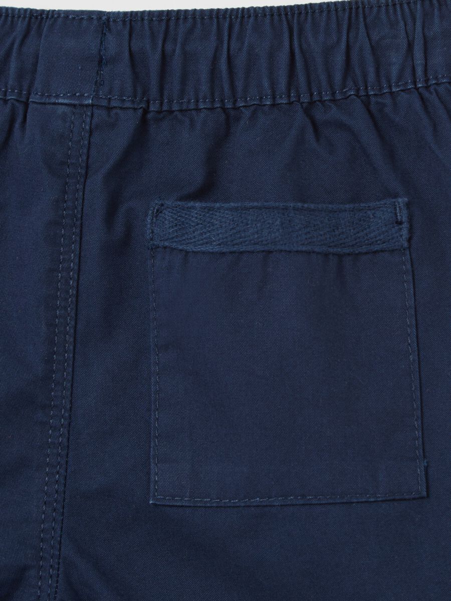 Boys’ shorts in 100% blue cotton with regular fit and elasticated waist_3