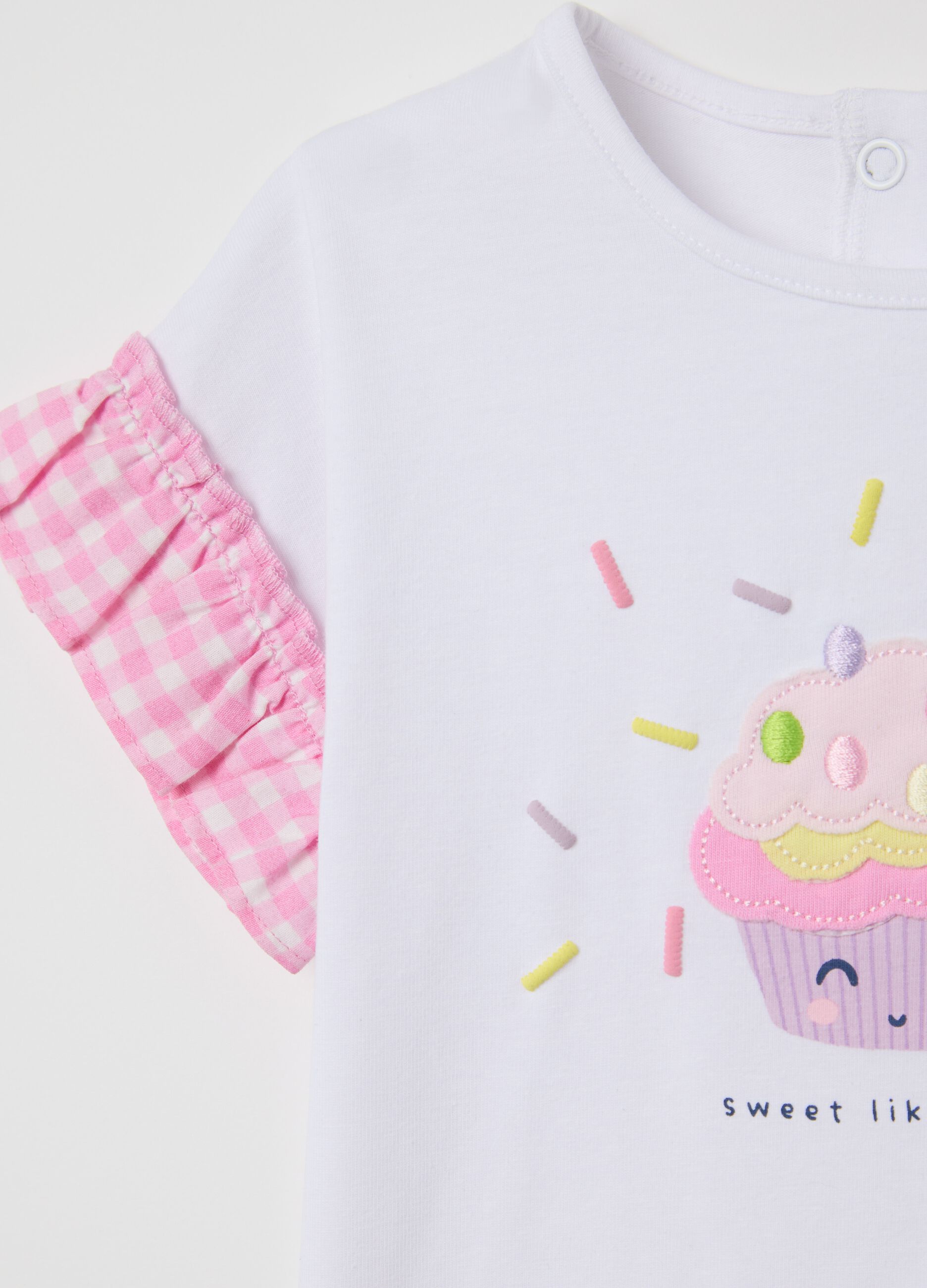 White T-shirt with flounce and cupcake application