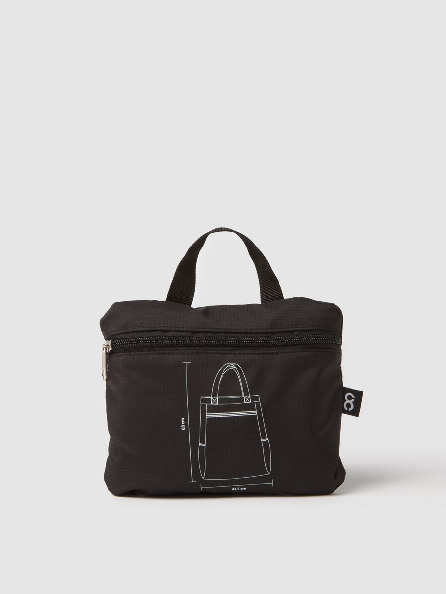 Black sports bag with practical fit_2
