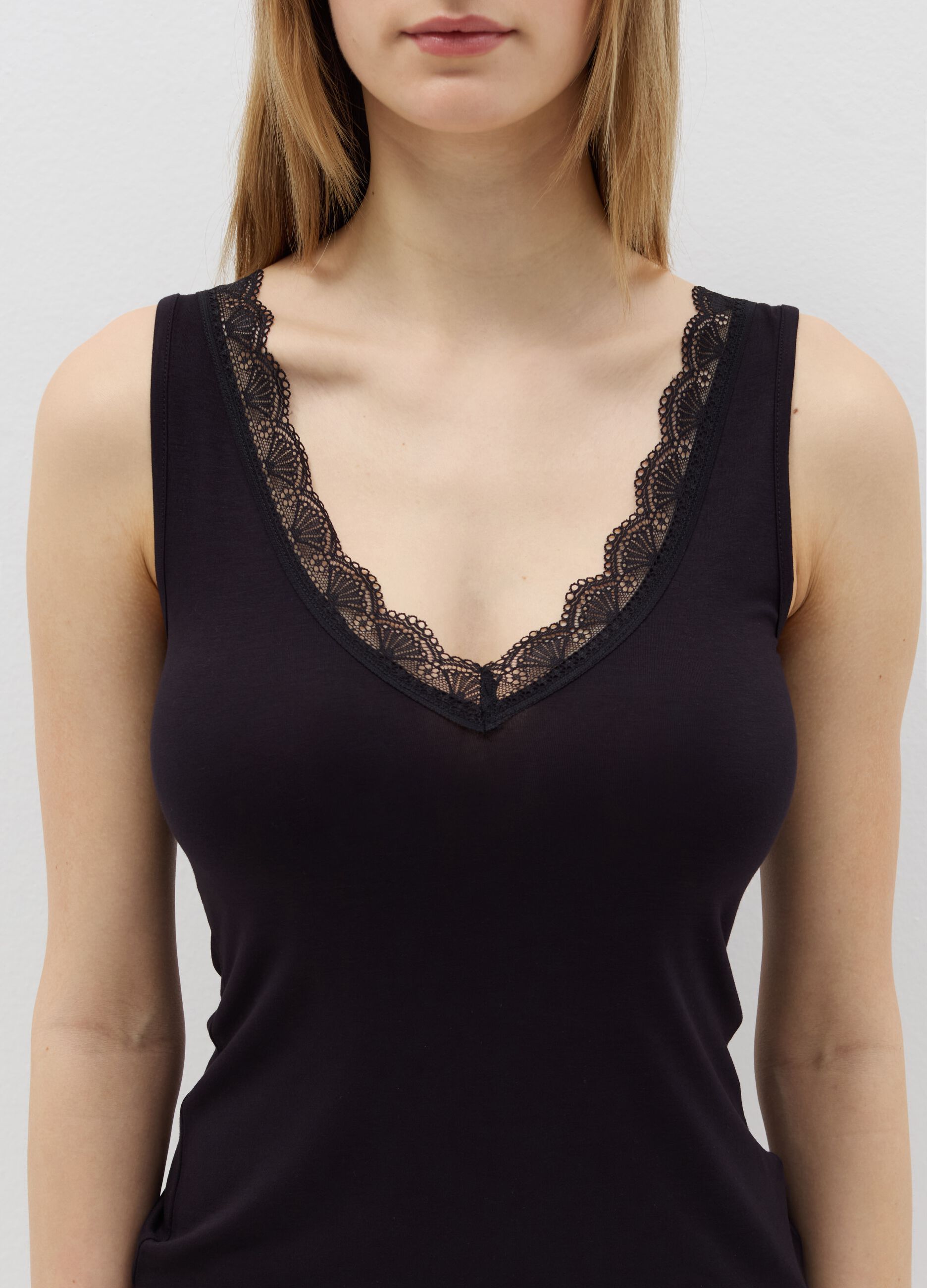 Vest with V neck and lace